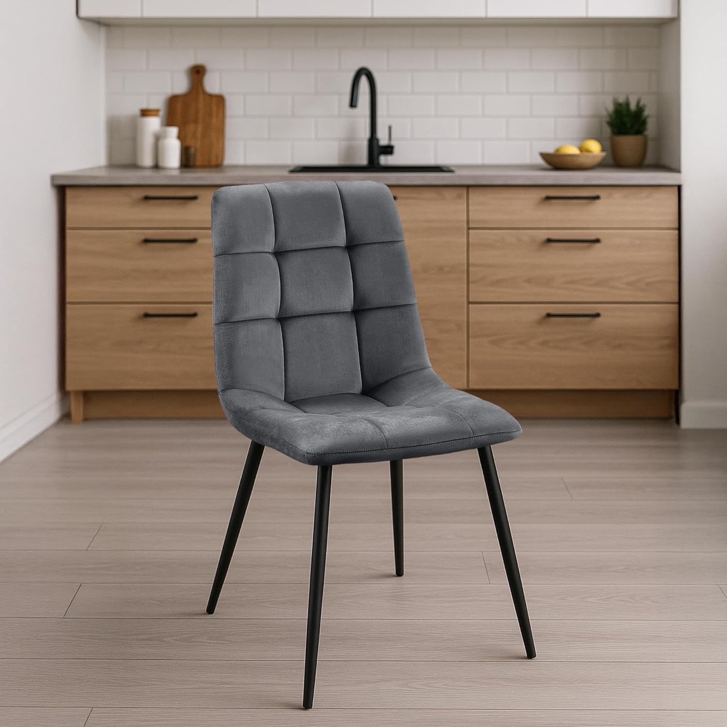 CLP 2er Set Esszimmerstuhl Tilde, Küchenstühle gepolstert mit gestepptem Bezug, Polsterstühle mit Metallgestell, bis 150 kg belastbar, Farbe:dunkelgrau, Material:Samt