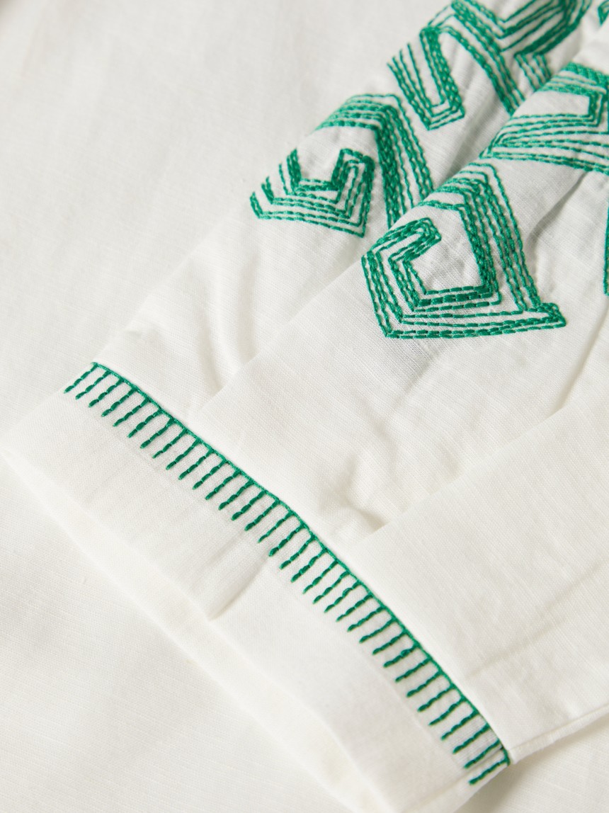 Blusa decote em V com bordado