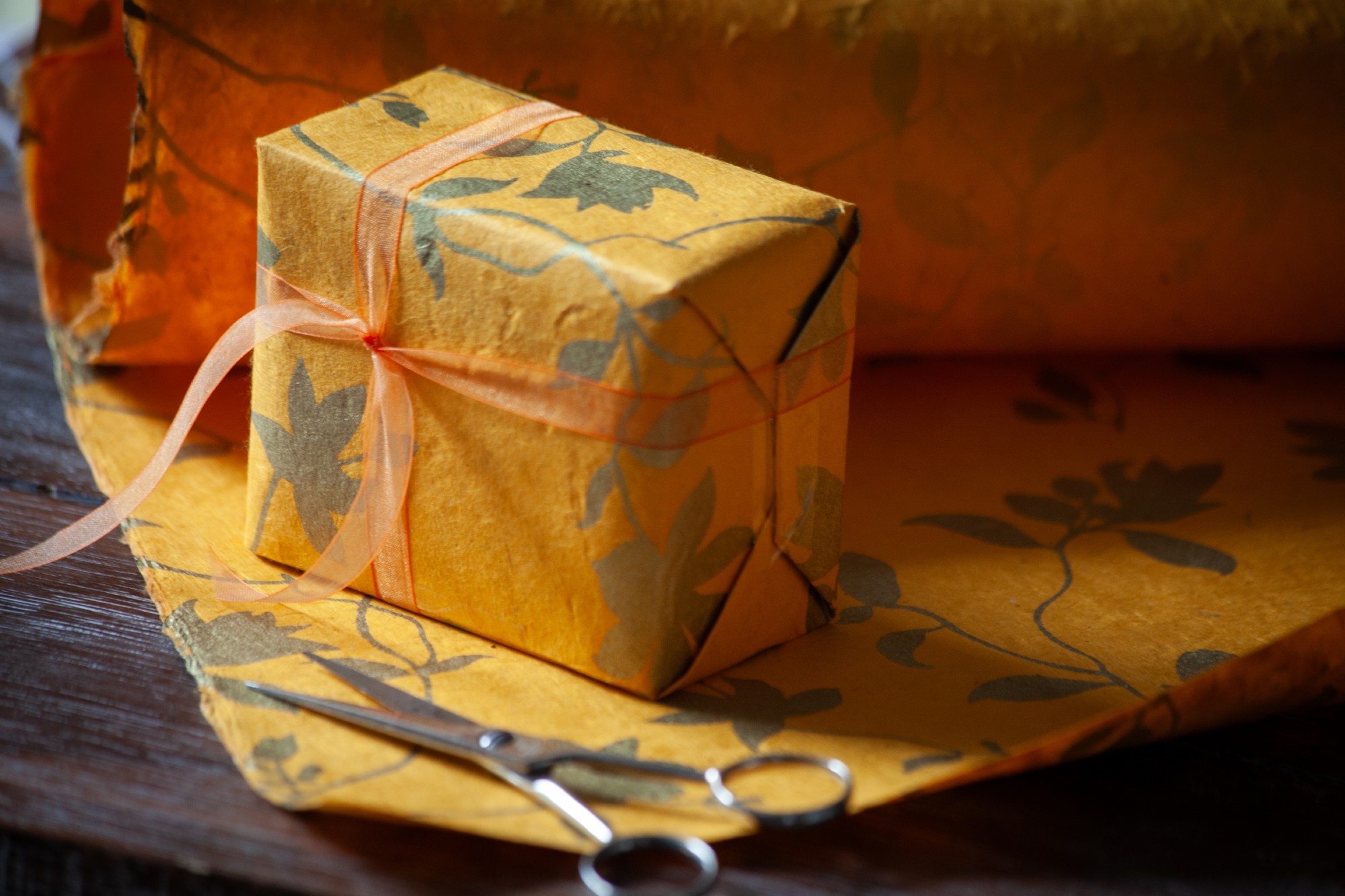 Geschenkpapier 'Blumen', gelb, gold, T 76 cm, B 51 cm günstig bestellen