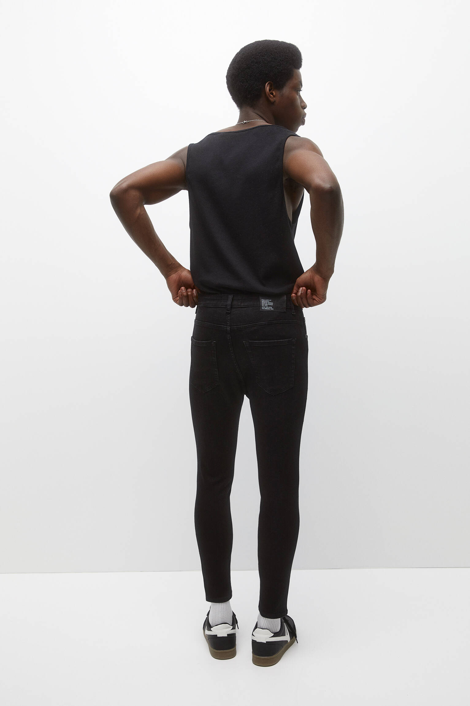 CALÇA JEANS PRETA CARROT FIT - PRETA