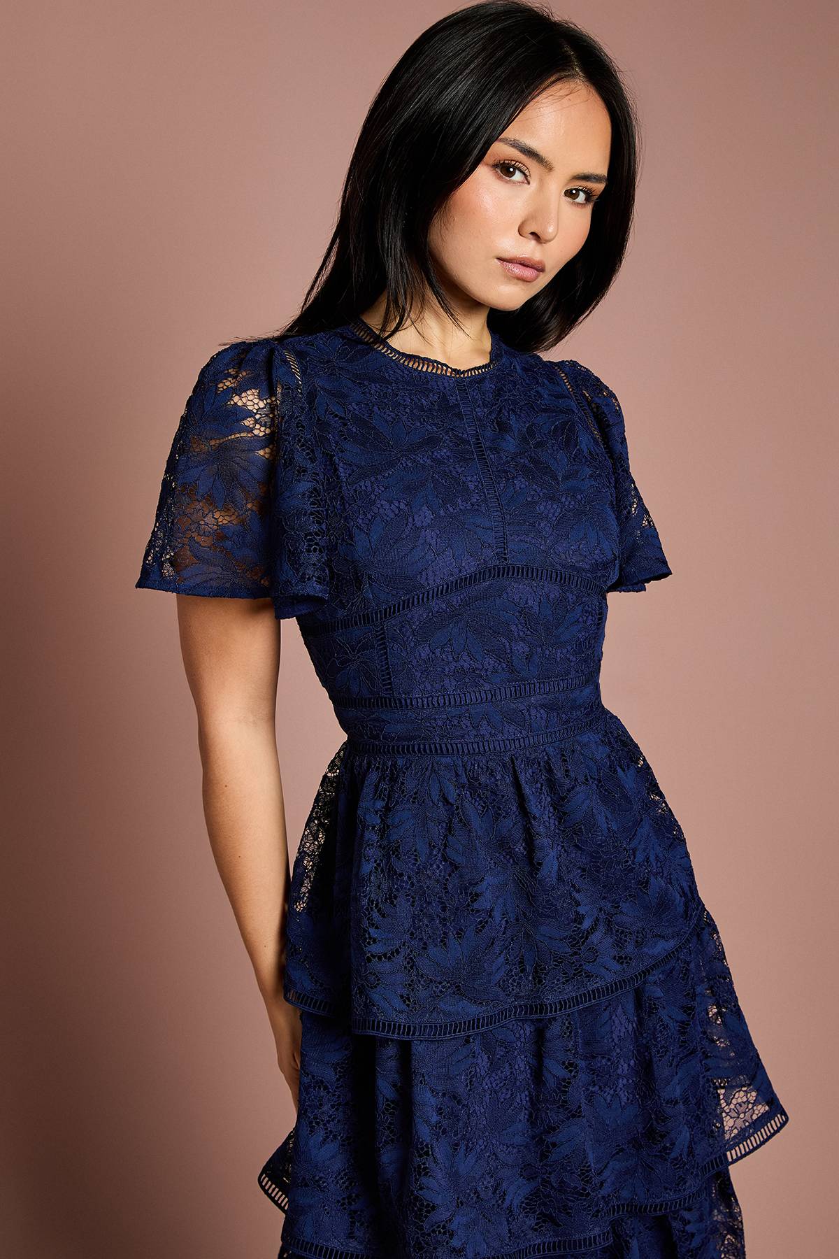 Coast Robe en Dentelle à Volants Petite avec Manches Papillon et Finitions