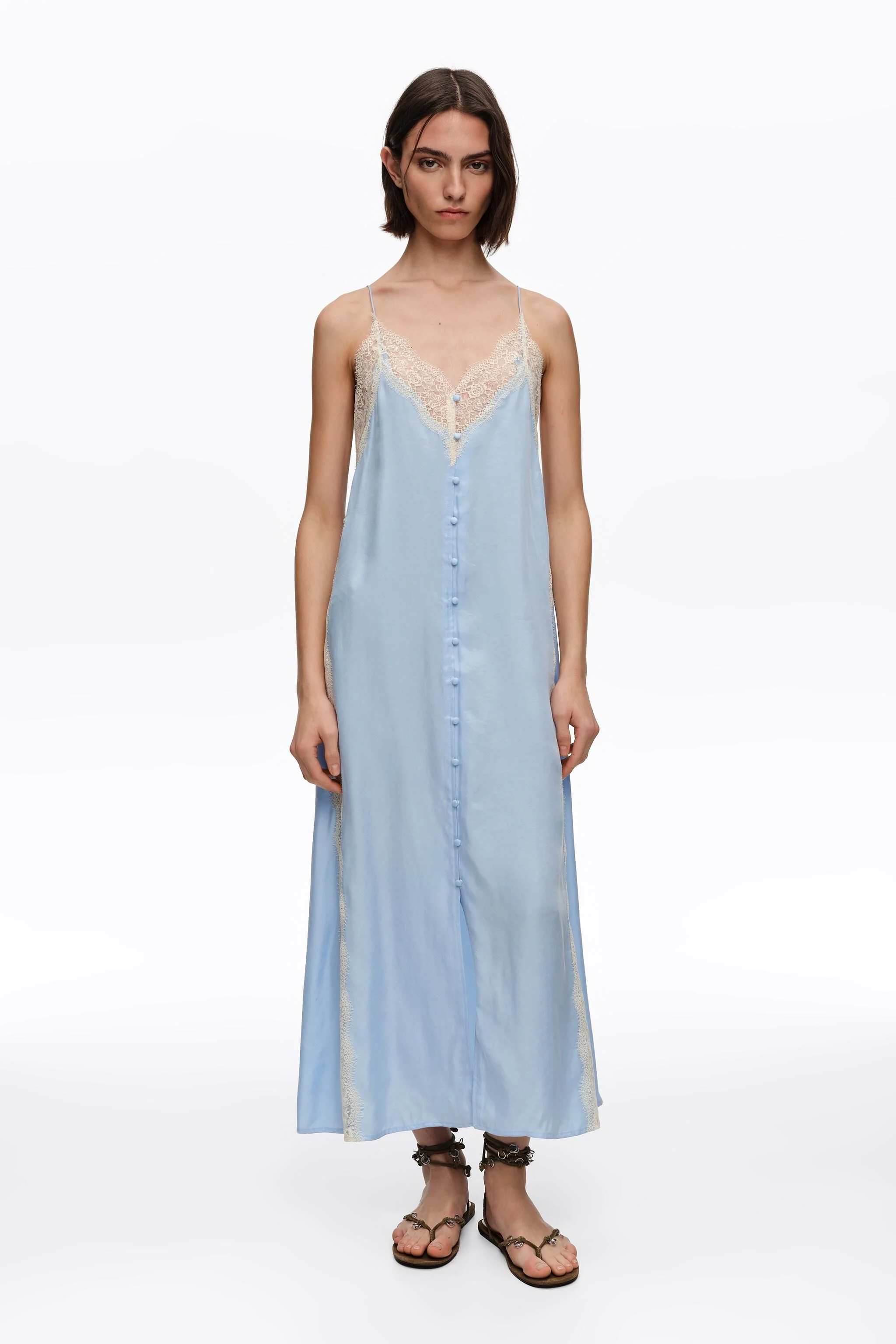 Vestido de alça azul claro com renda contrastante