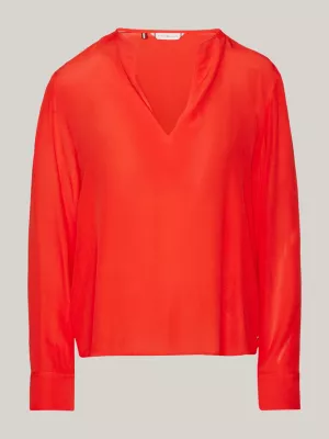 Blusa crepe com decote em V e modelagem solta.