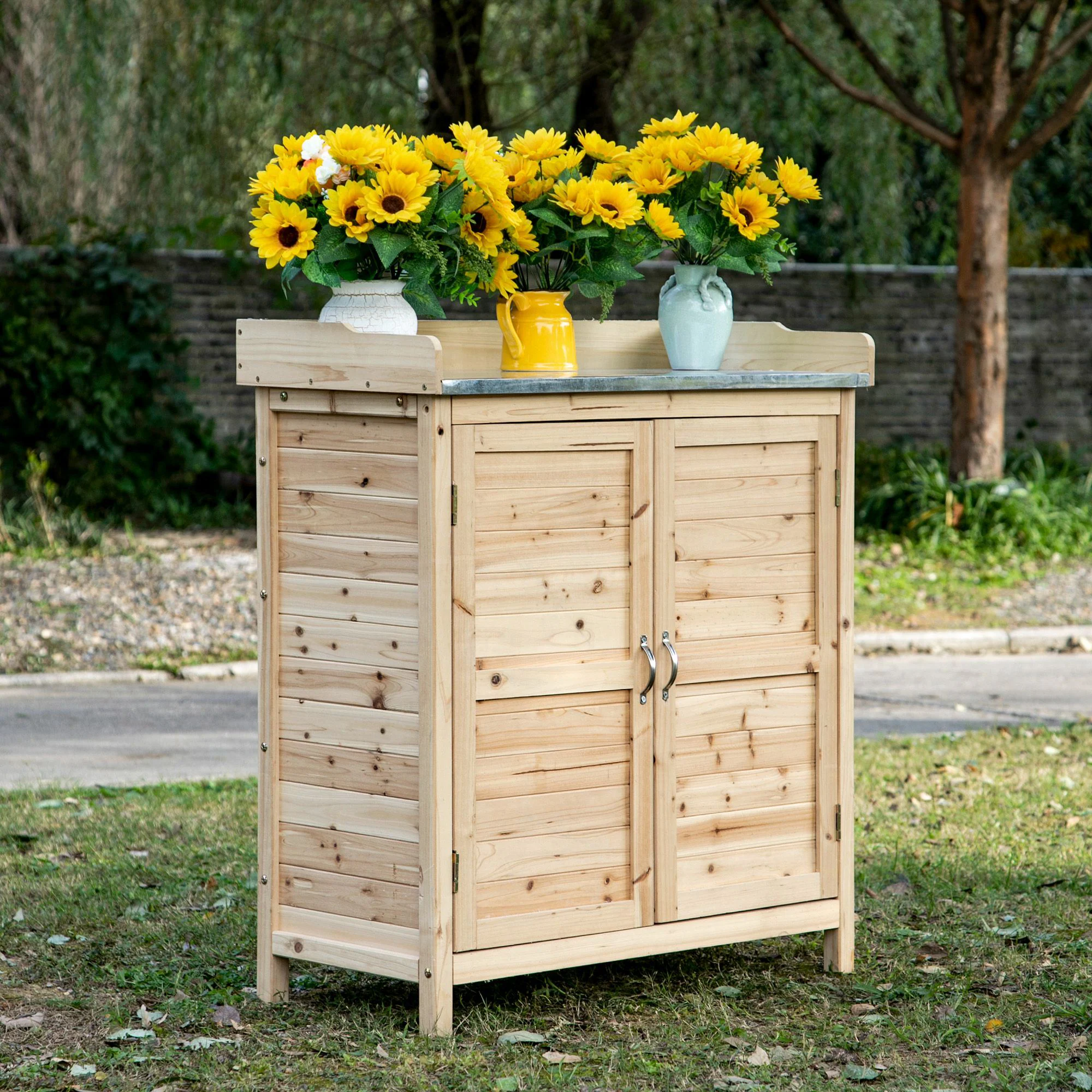 Outsunny Gartenschrank mit verzinkten Griffen und erhöhtem Rand natur 83B x 40T x 92H cm