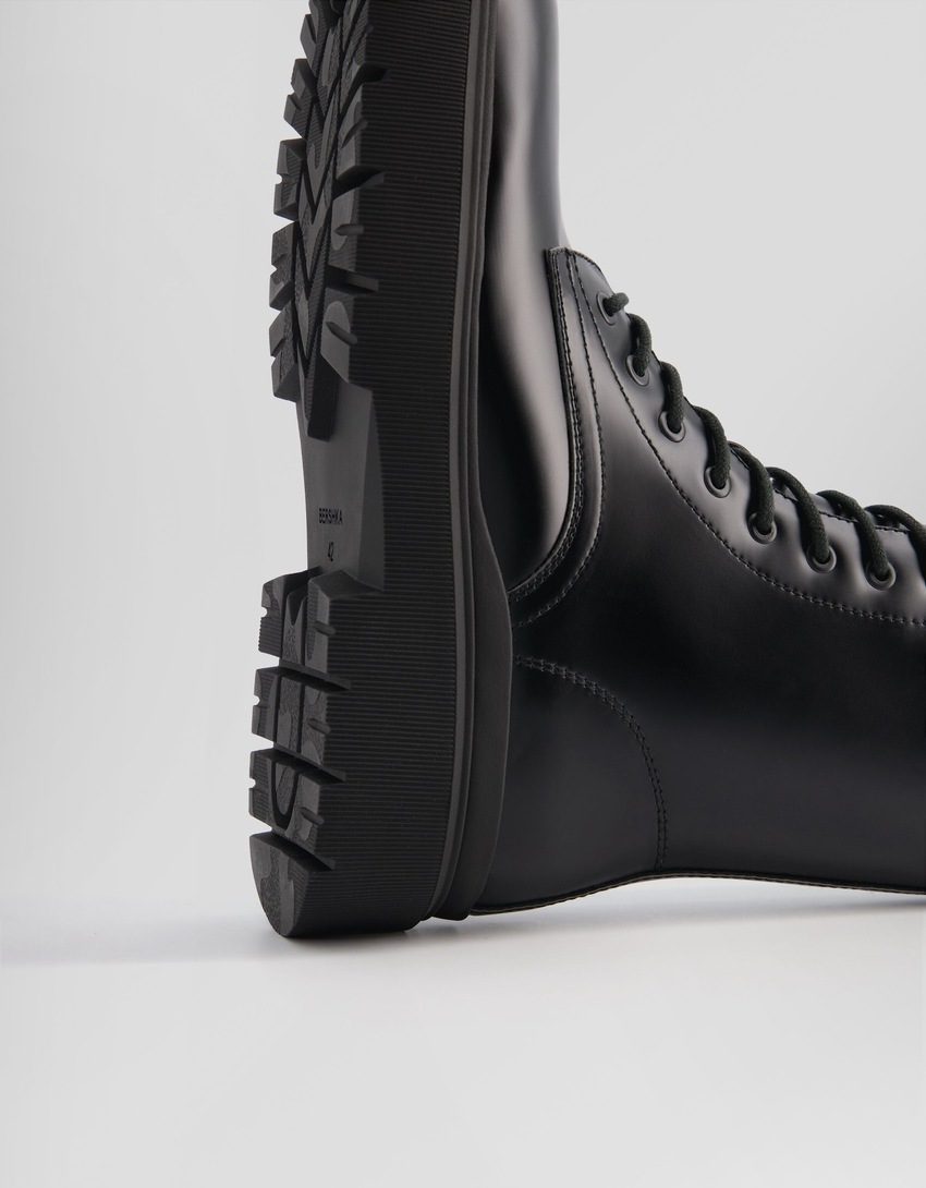 Botas de cano curto com cadarço e sola tratorada para homem