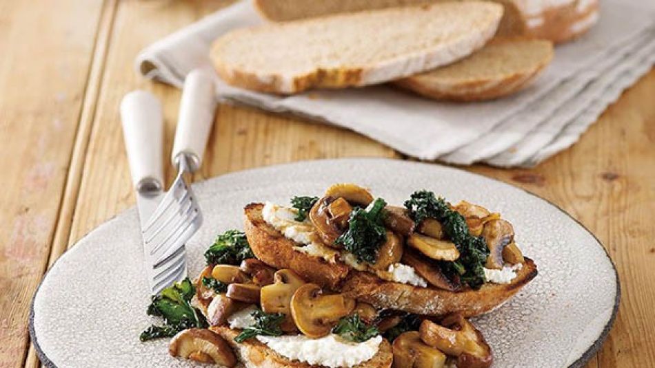 Geroosterd brood met paddenstoelen en boerenkool