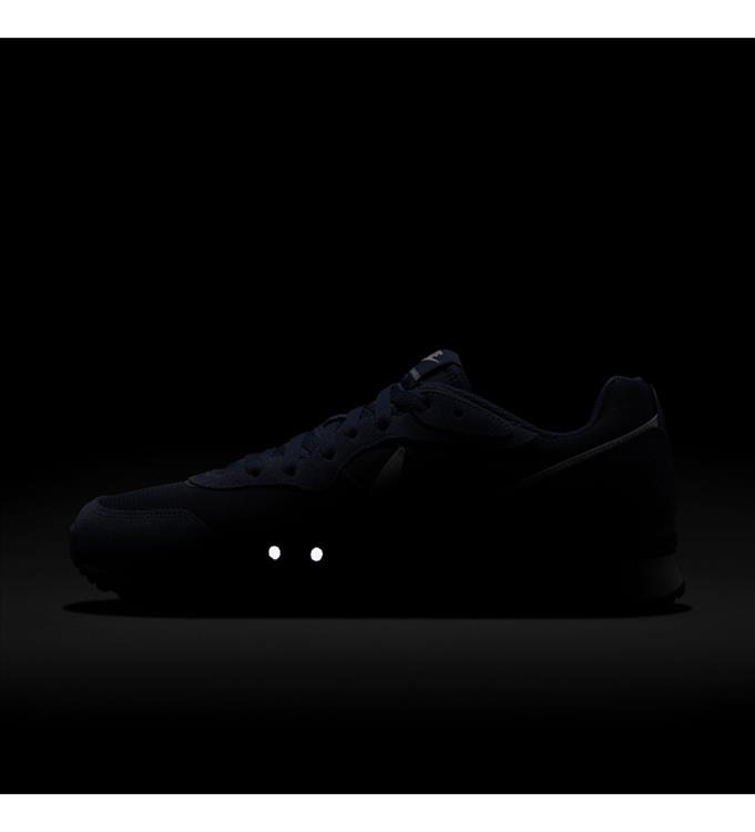 Nike Men Venture Runner Sneakers