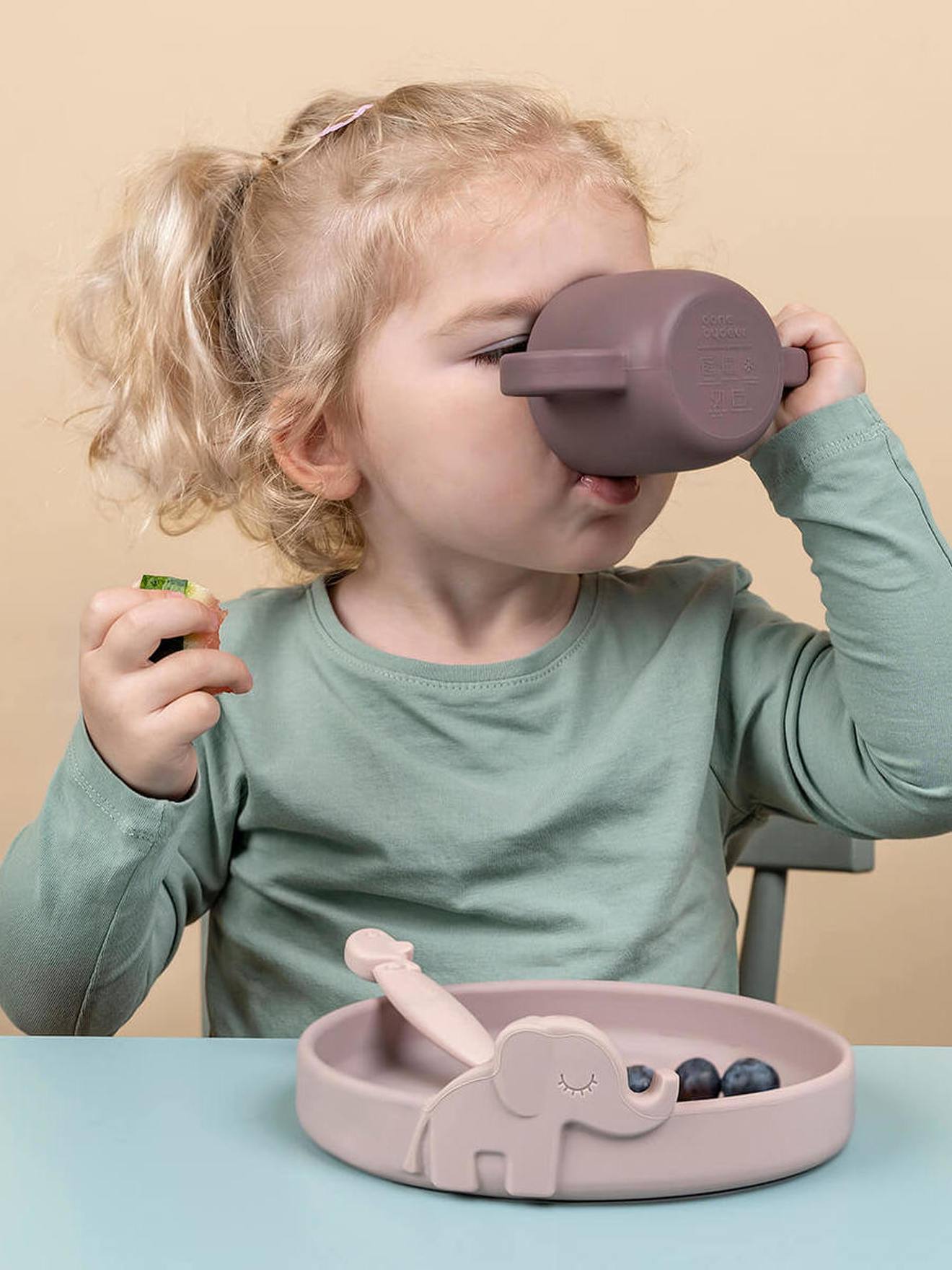 FEITO POR UM VEADO Estojo para alimentos Peekaboo Deer Friends com 3 itens, feito de silicone rosa claro liso com motivos.