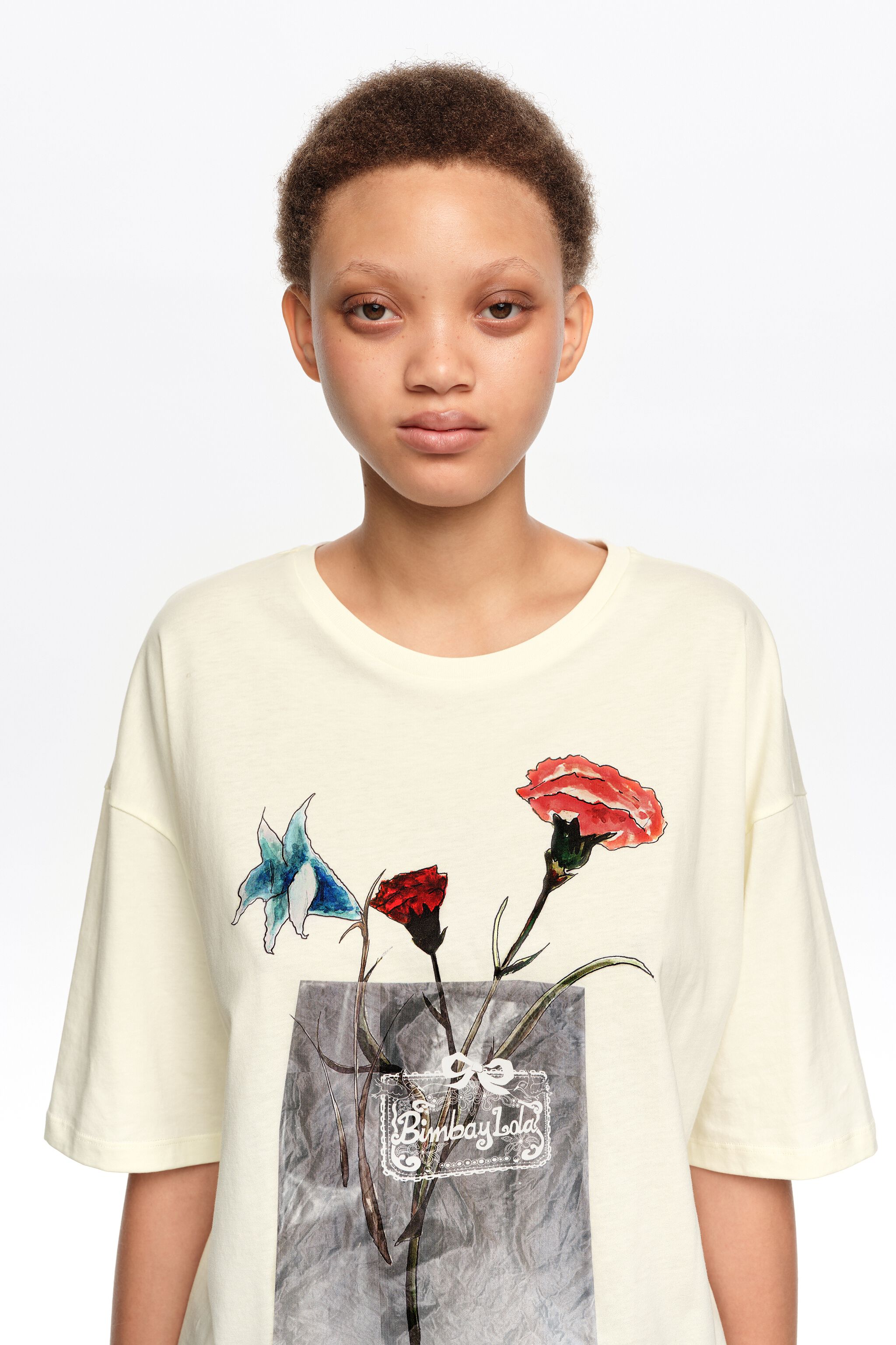 Camiseta marfim com estampa floral