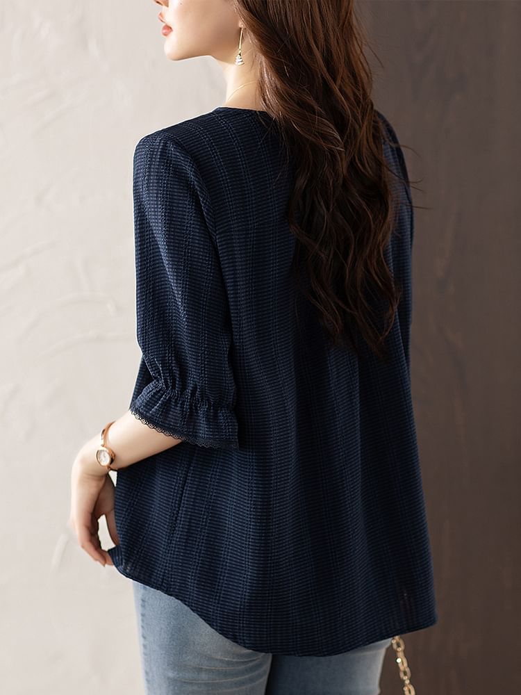 Jeonseon - Blouse met 3/4-mouwen, V-hals, gestreepte kanten rand en gerimpelde knoopjes
