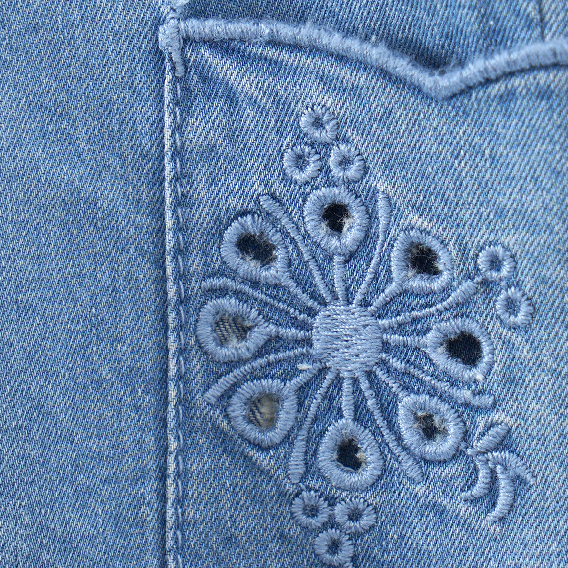 Topomini Baby Jeans mit Lochstickerei hellblau