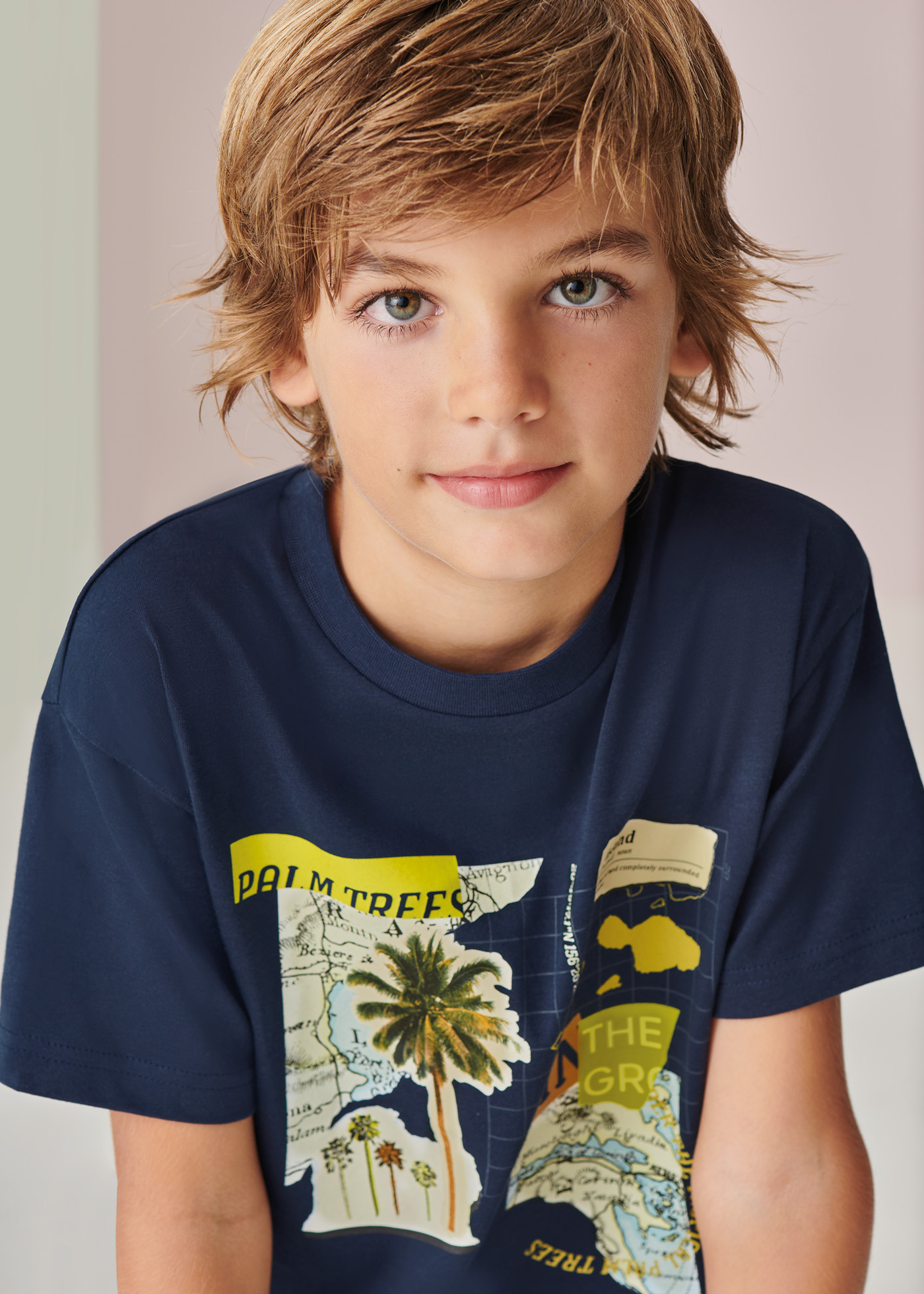 Camiseta infantil com estampa sustentável em algodão.