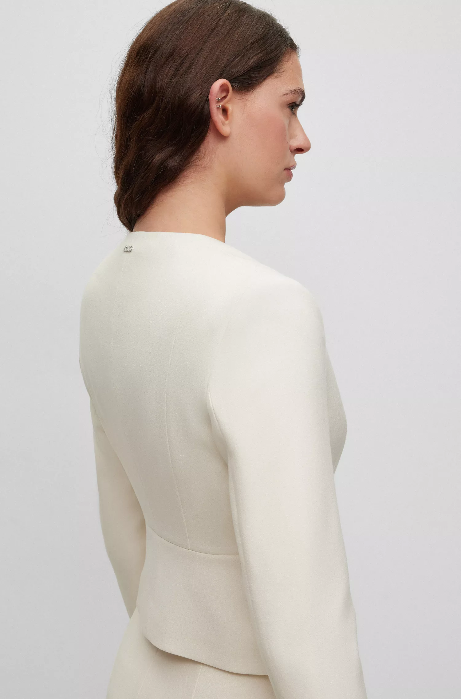 Jaqueta cropped BOSS preta, corte slim, sem gola.