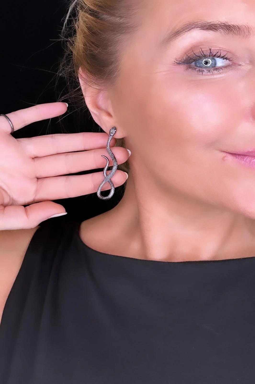 O element Poison Snake Earring black