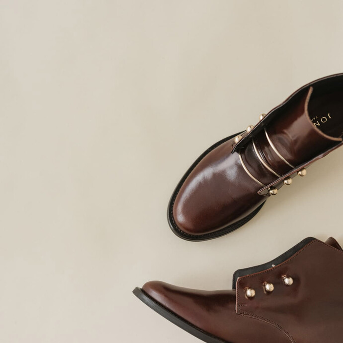 Boots à barres métallisées  en cuir cognac