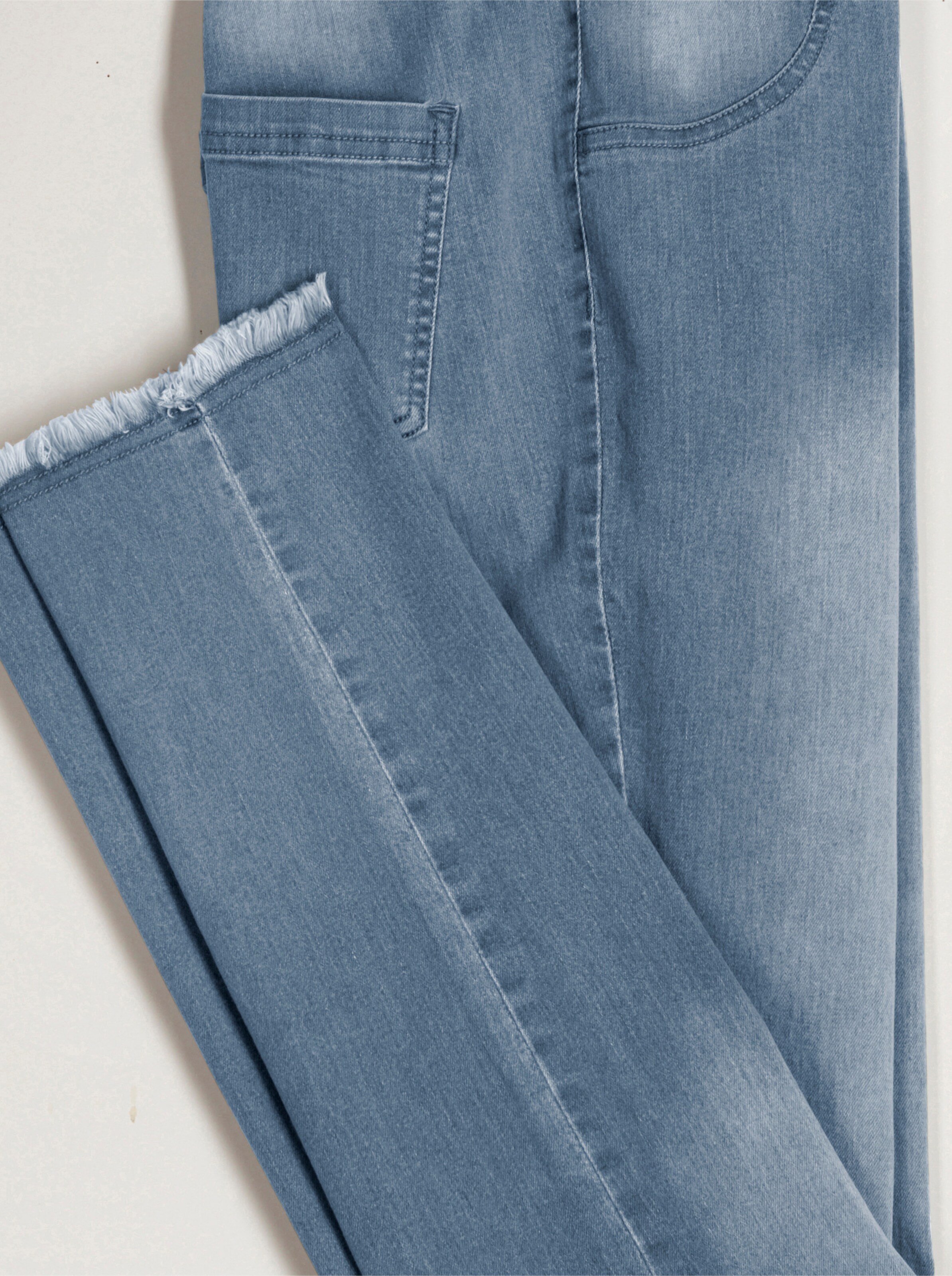 Jeans in blue-bleached