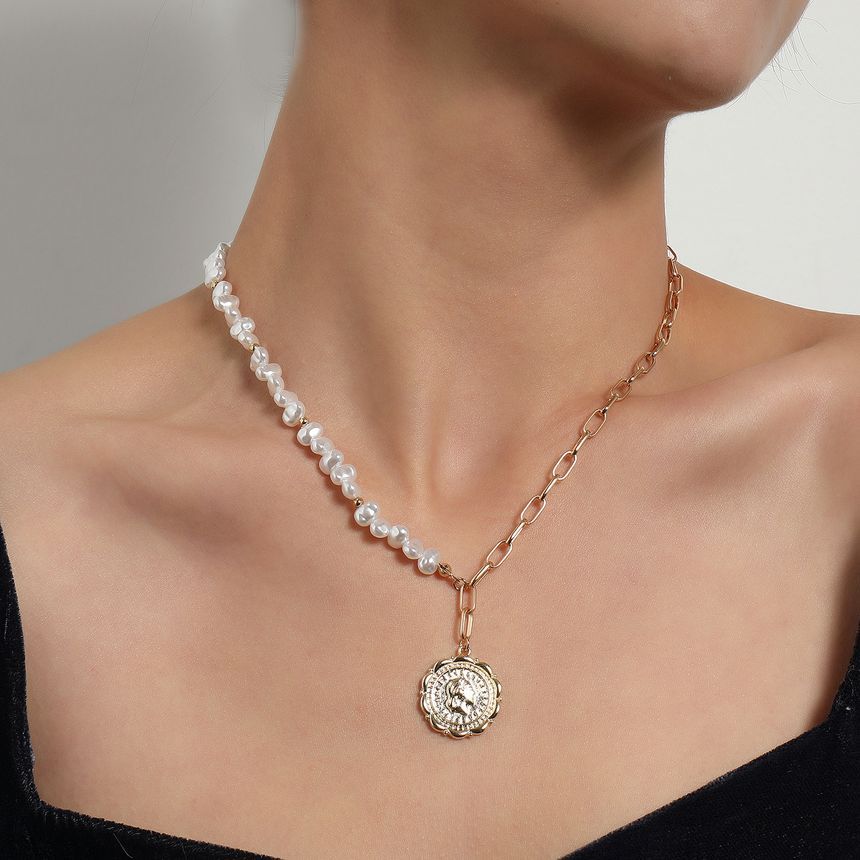 Parskletie - Ketting met reliëfschijfhanger en imitatieparel