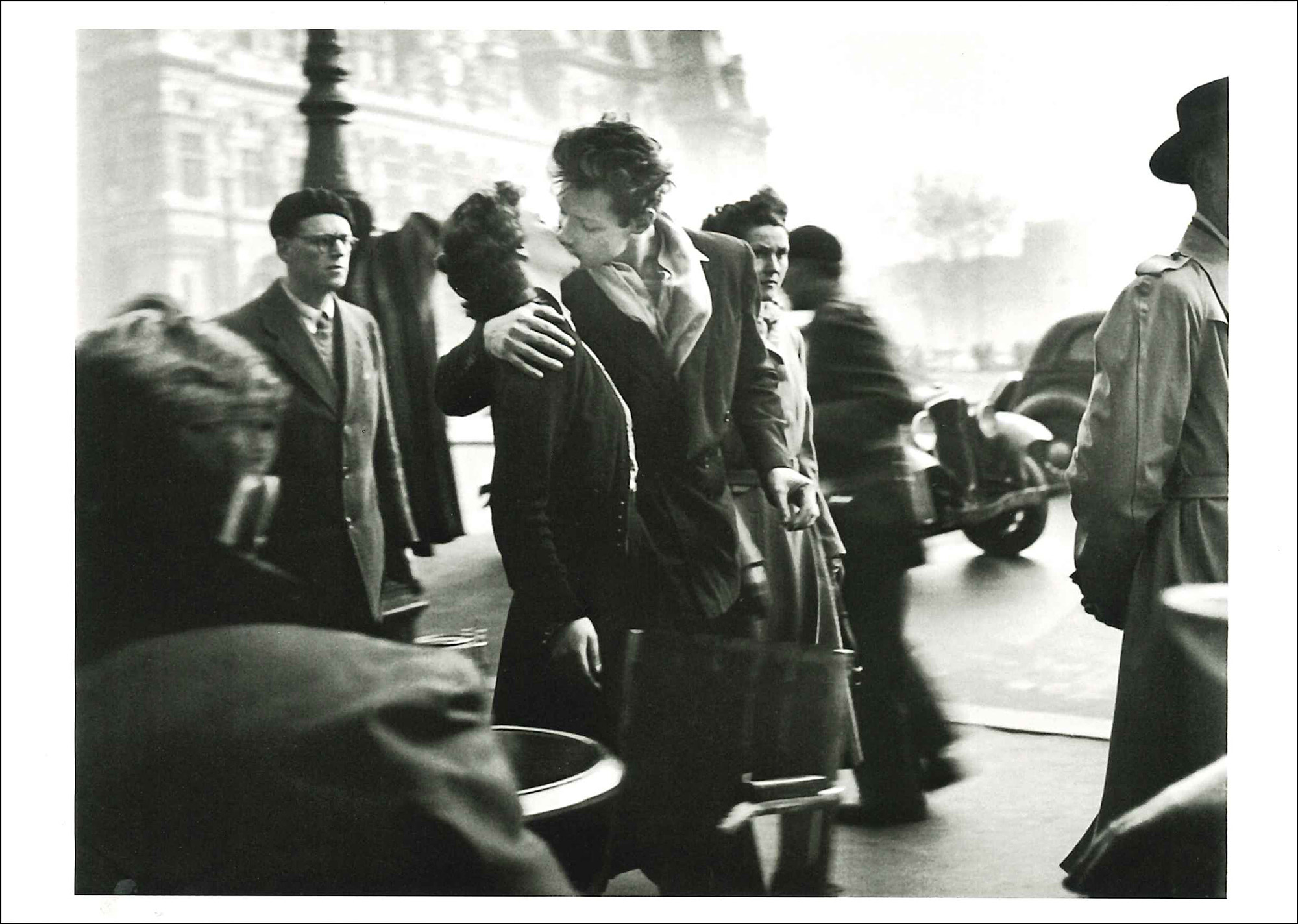 Postkarte 'Kiss by the Hôtel de Ville' günstig bestellen