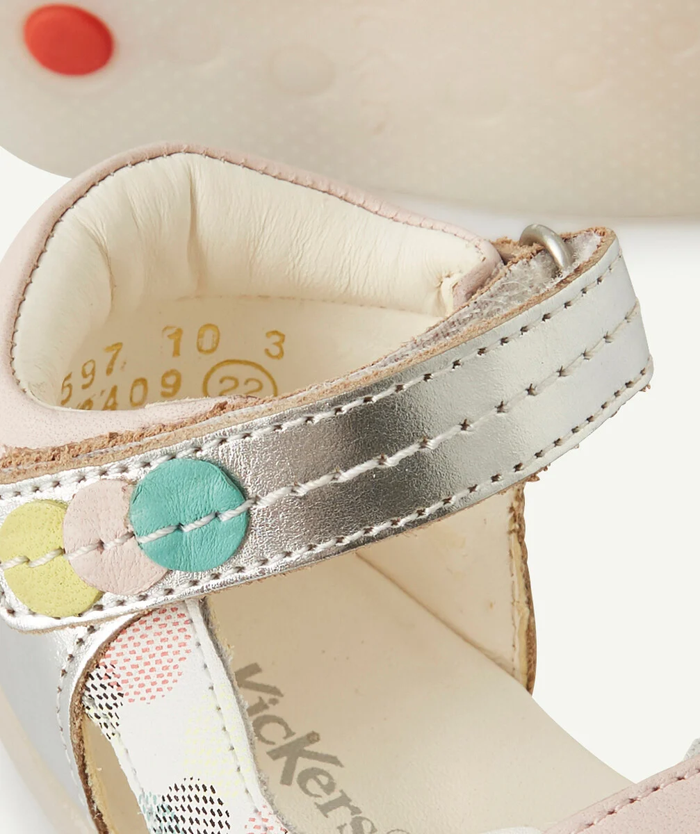 KICKERSLES SANDALES COULEUR ARGENTÉE ET ROSES EN CUIR