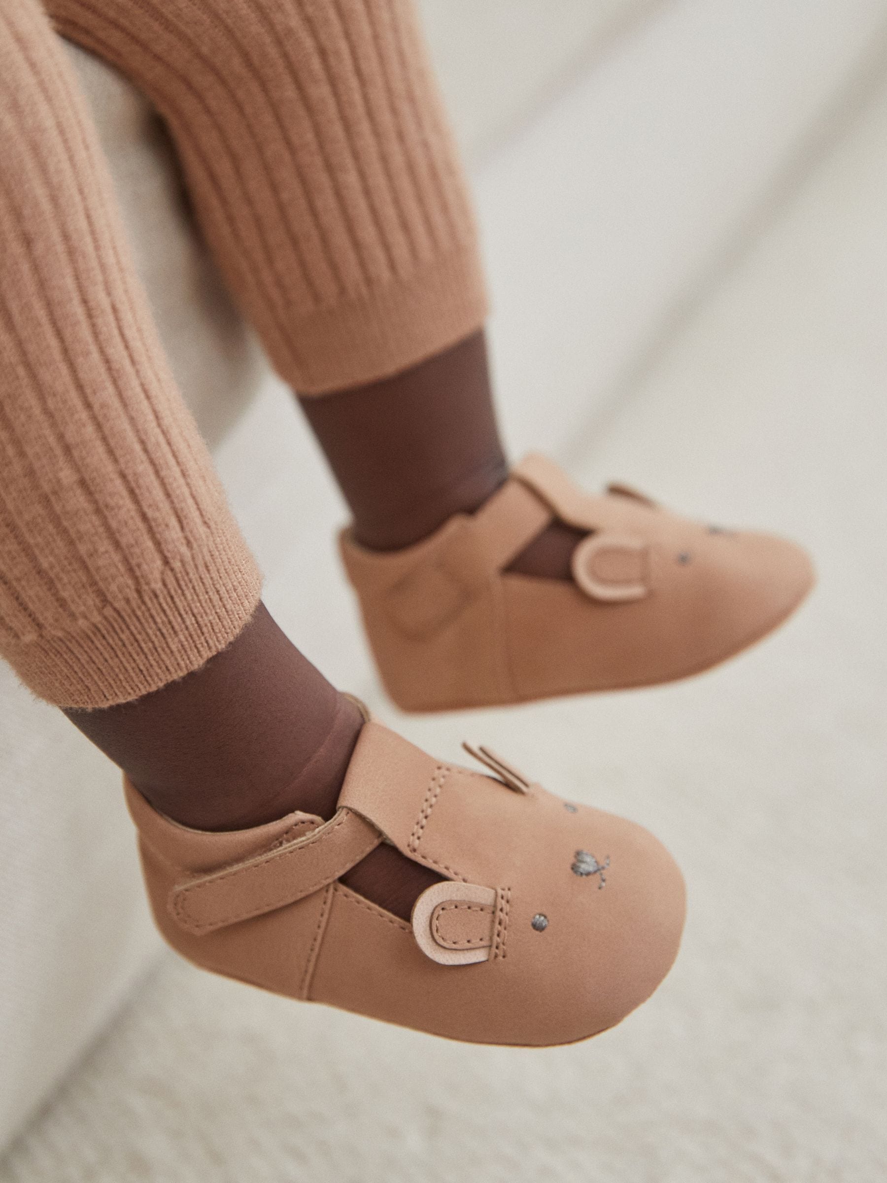 Bruin met bruine beer - Babyschoenen met T-bandje (0-24 mnd)