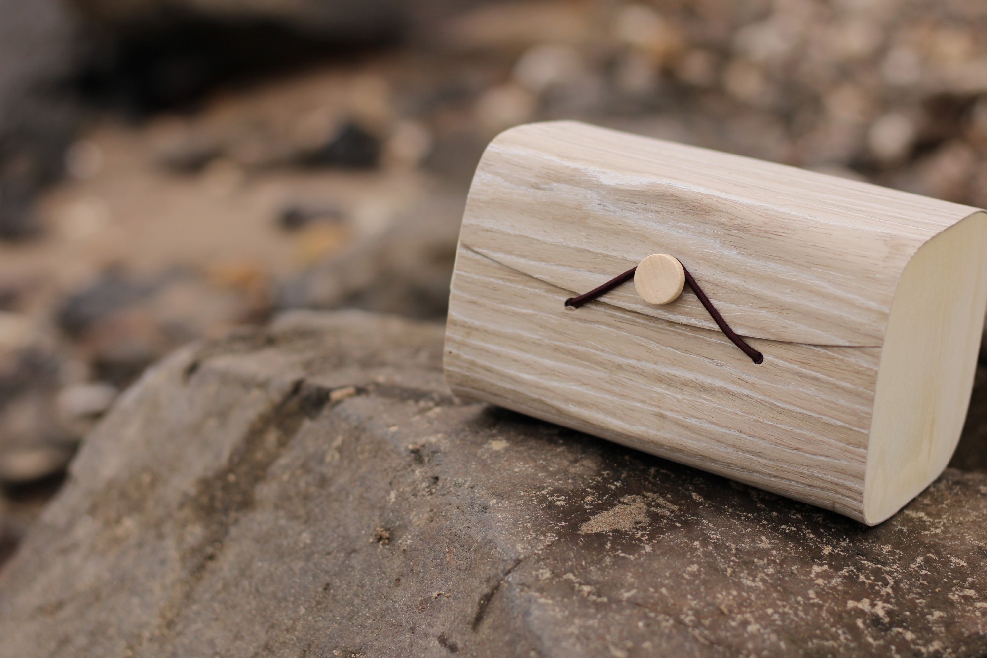Box 'Quetto' mit Knopfverschluss, dunkles Furnier, T 9 cm, H 9 cm, B 14,5 cm von fischer's lagerhaus
