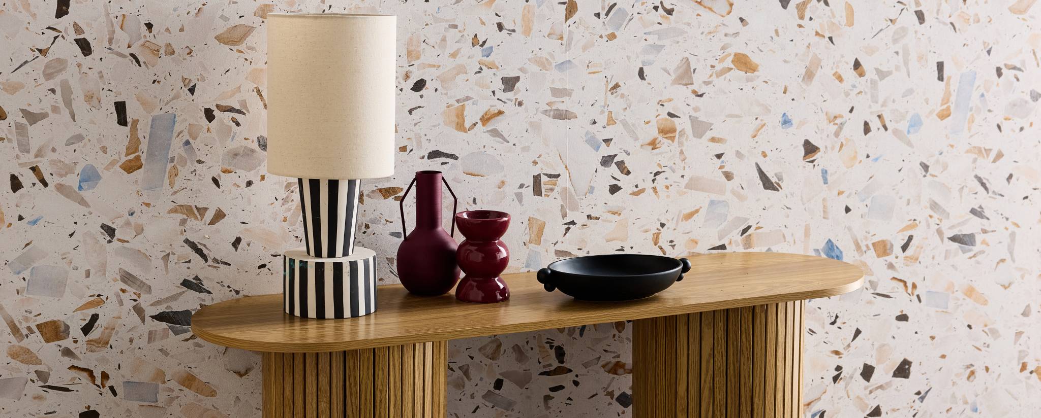sweeek - Scandinavische ovale sidetable met groeven effect hout