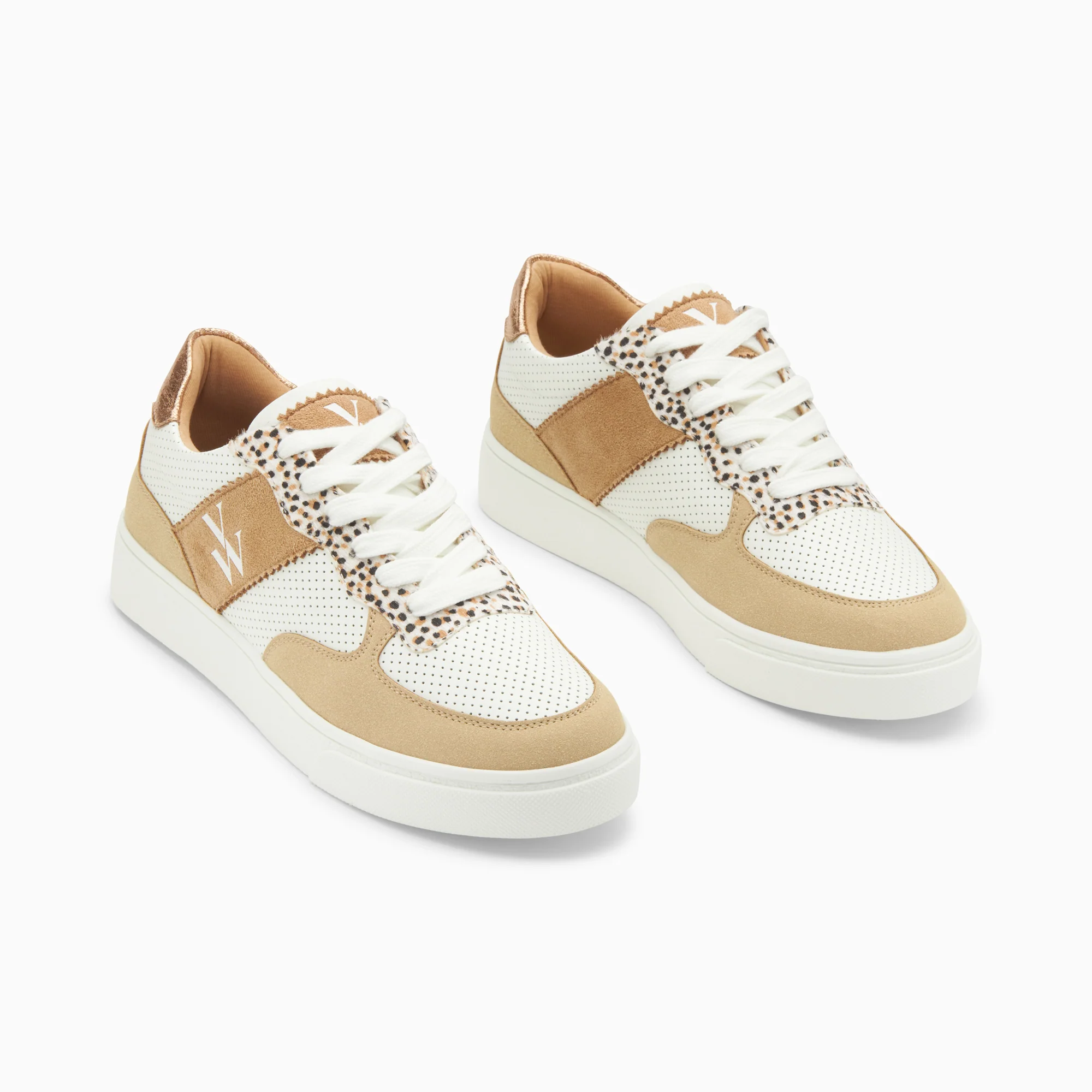 Sneakers-Baskets monogramme Flavie perforées blanc et beige à lacets