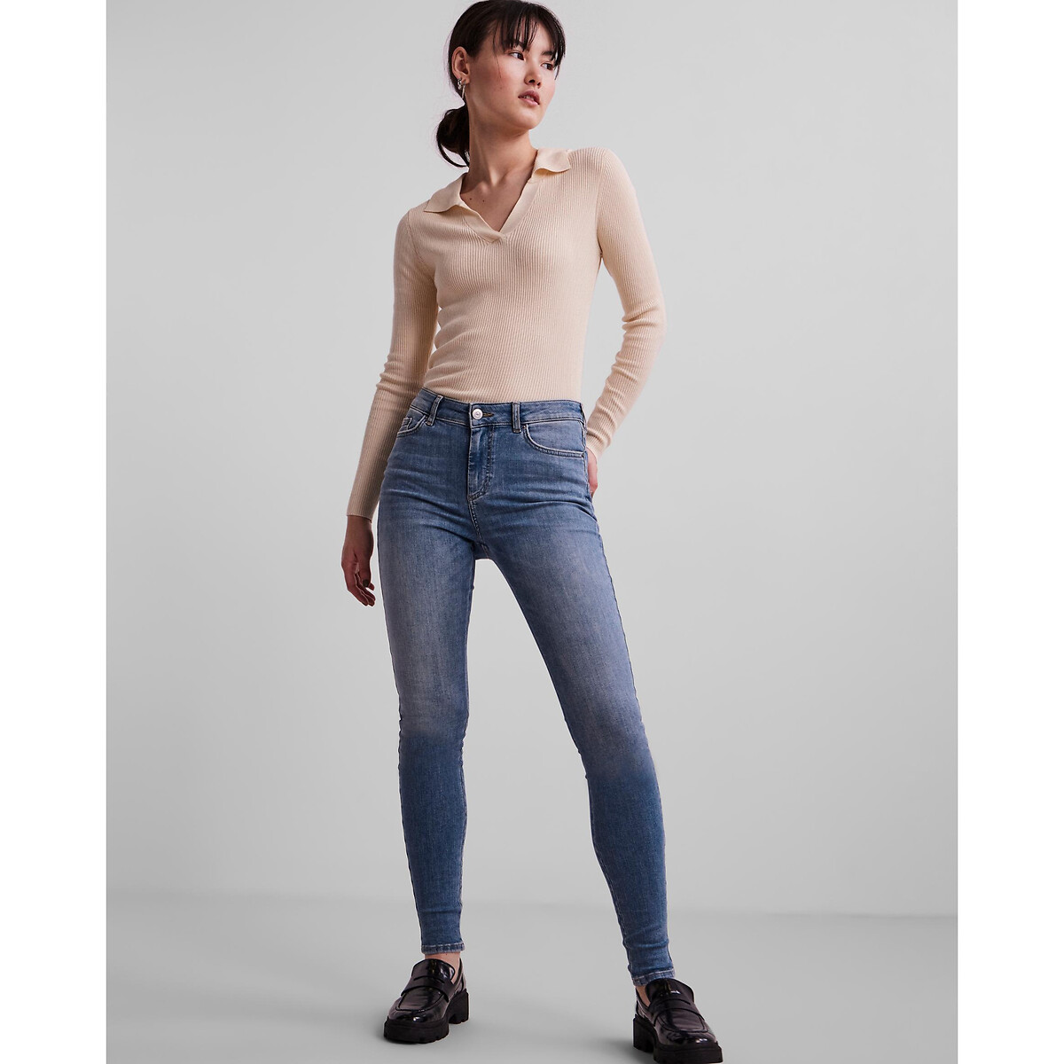 PEÇAS<br>Calça jeans skinny, cintura padrão
