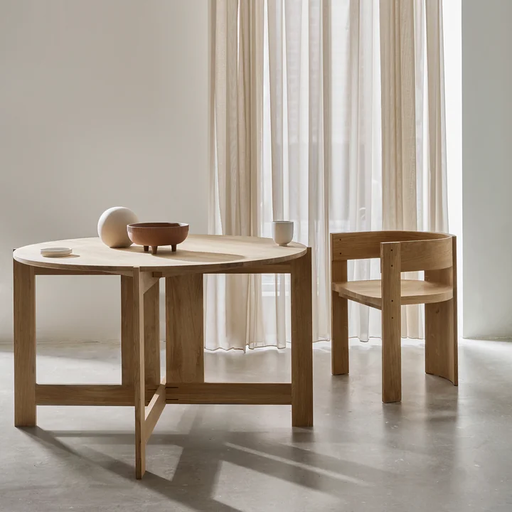 Kristina Dam Studio - Collector Esstisch Ø 120 x H 74 cm, Eiche lackiert