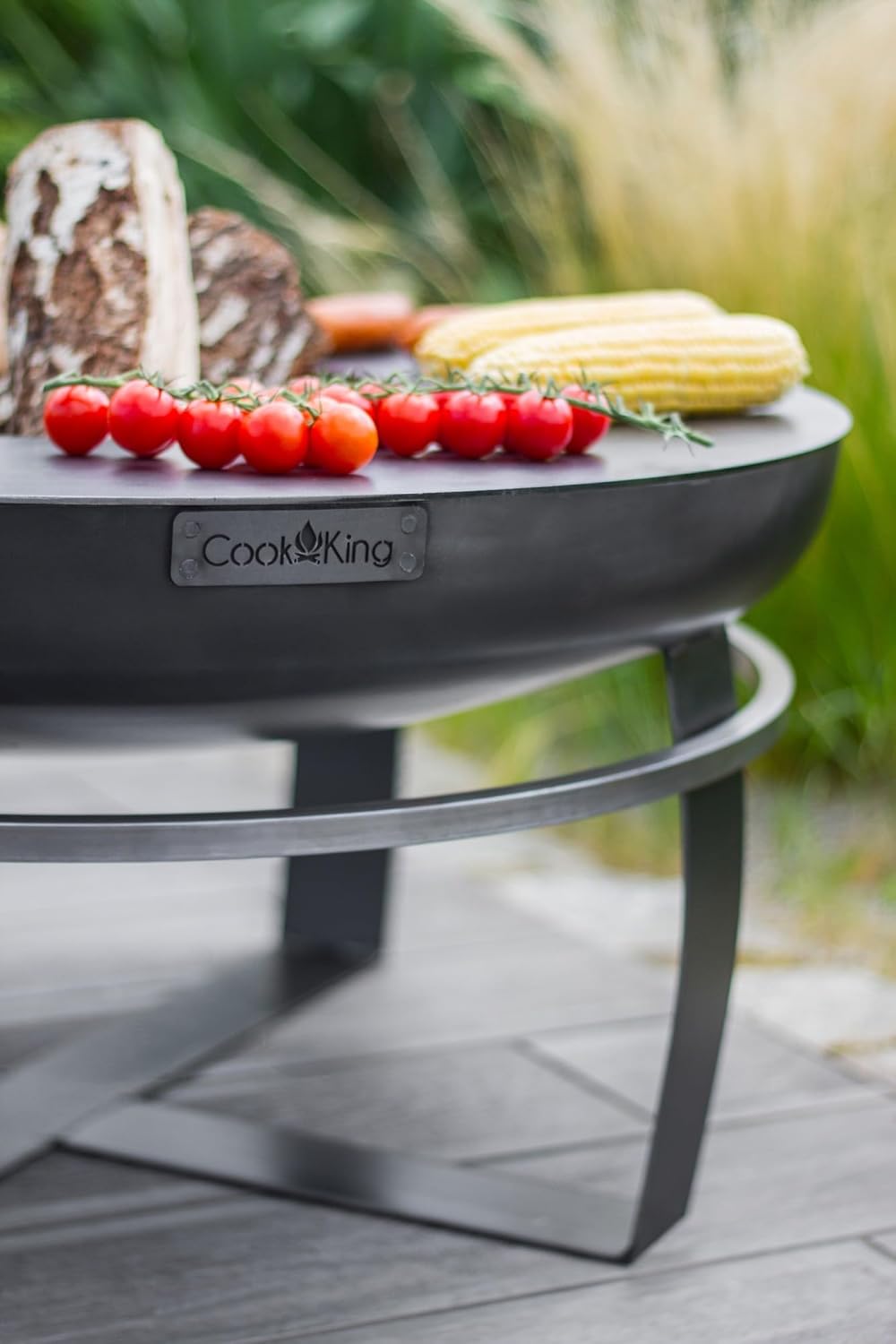 CookKing Feuerschale Viking Ø 60 cm | Handmade in Europe | Massive Stahlkonstruktion | Handverschweißtes Gestell | Windgeschützt | Umlaufender Tragegriff | Wetterbeständig | Schwarz | Ø 60x36 cm