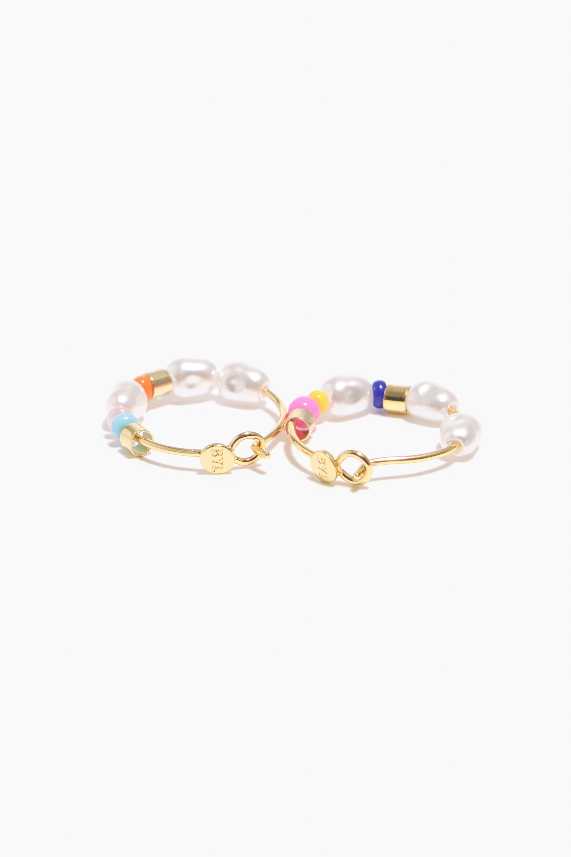 Brincos de argola com pérolas e contas multicoloridas