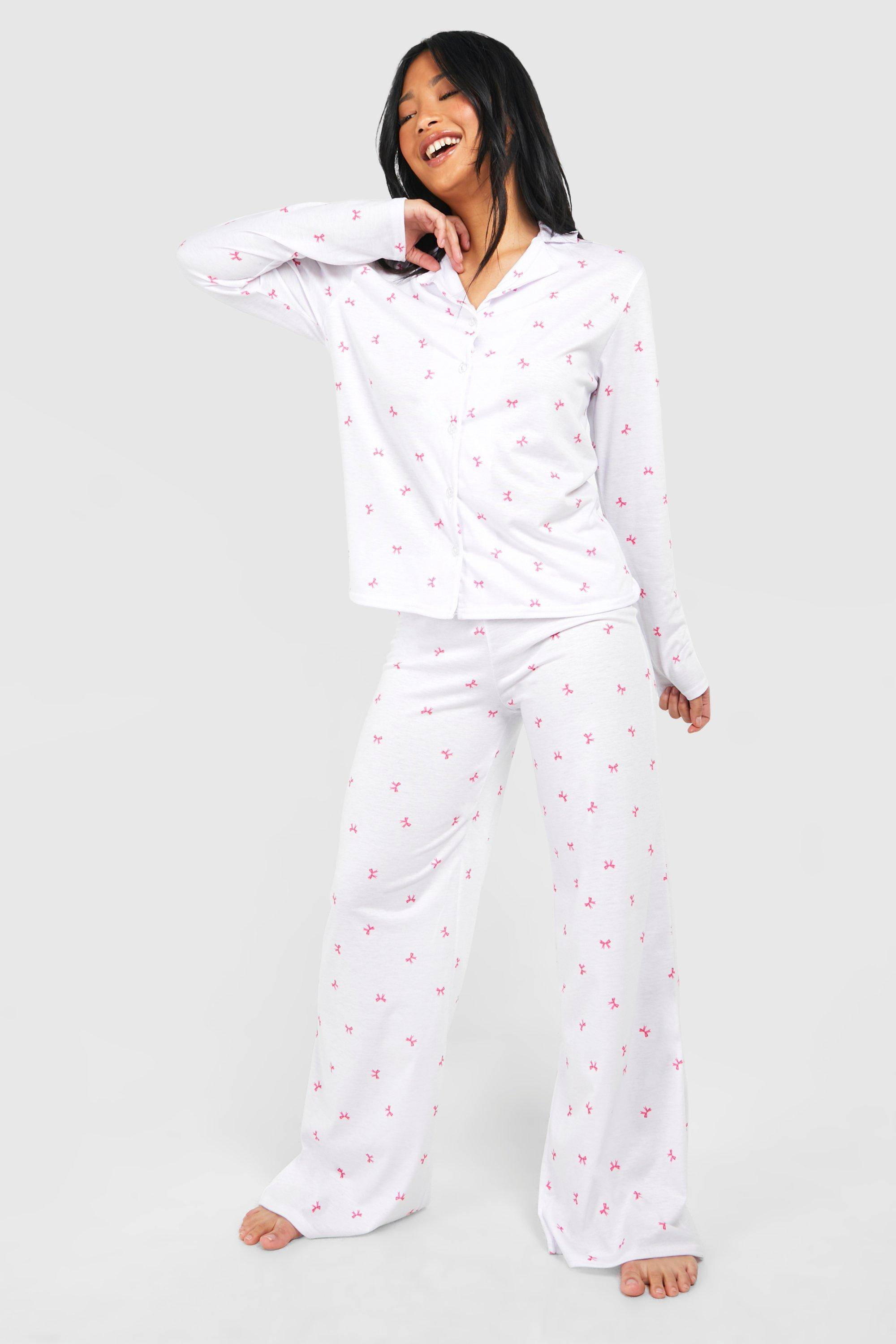 boohoo Petite Ensemble Pyjama Chemise à Manches Longues et Pantalon à Imprimé Nœud Papillon