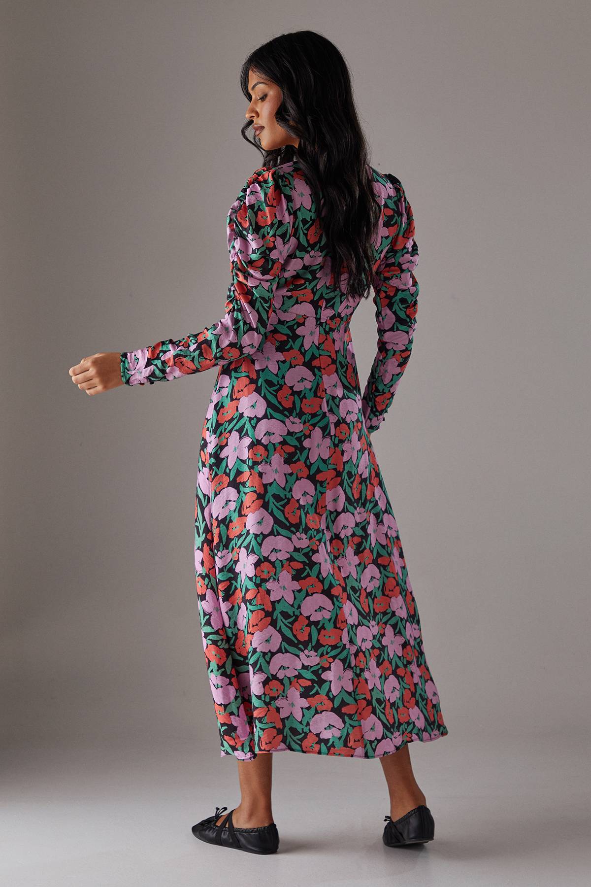 Warehouse Robe Midi Fleurie en Viscose à Col V et Manches Longues Bouffantes