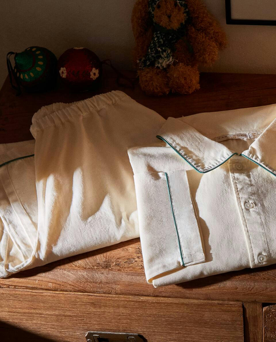 PIJAMA DE NATAL ADULTO COM GOLA BORDADA