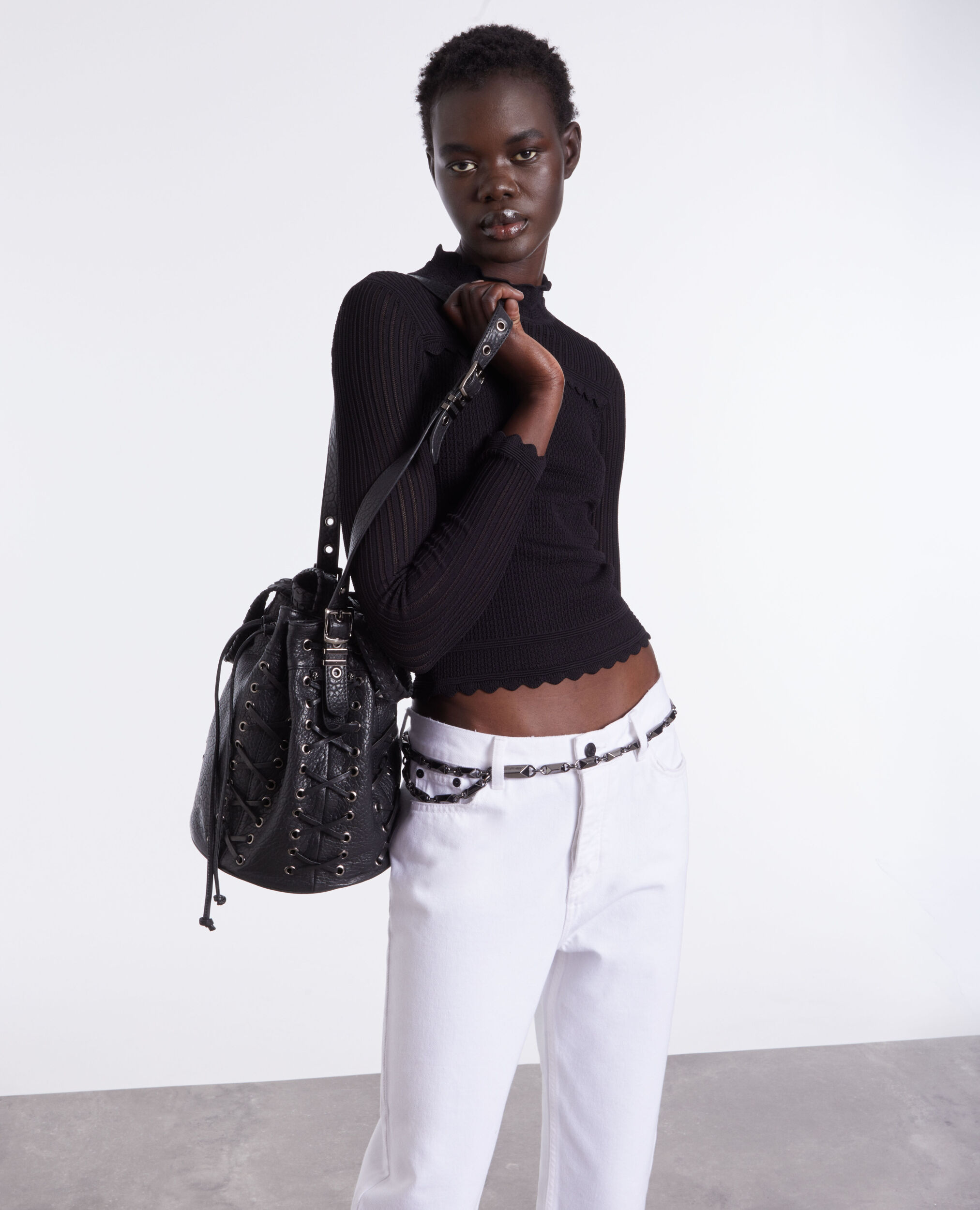Pull noir court en maille ajourée