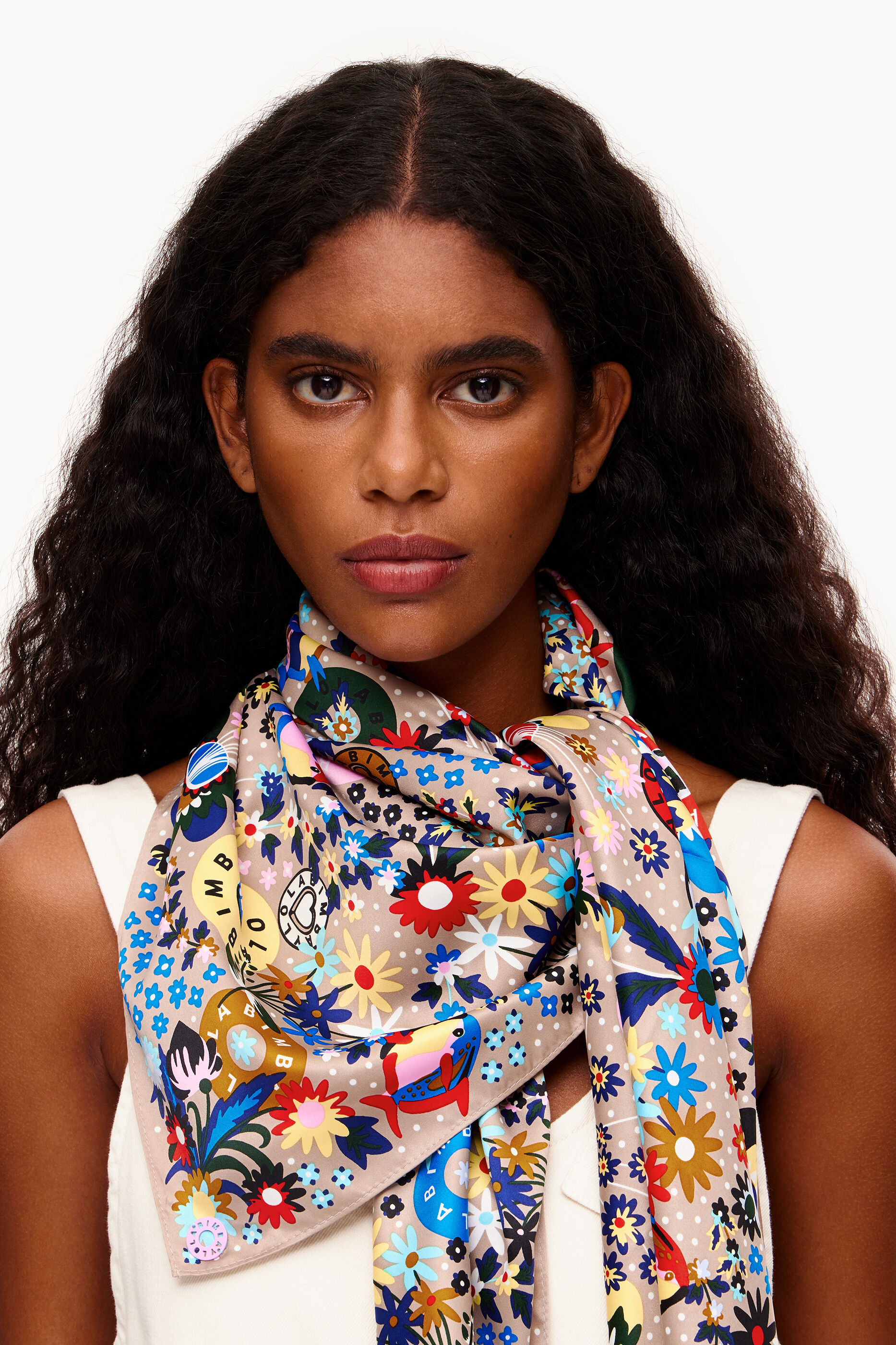 Lenço bege com estampa floral e logo