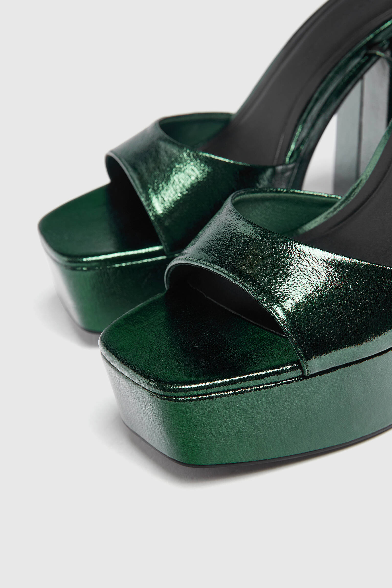 Sandália plataforma metálica - verde