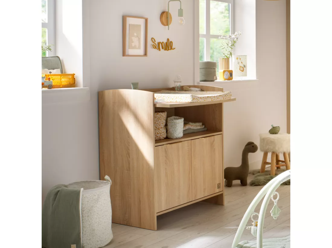 Commode à langer 2 portes et une niche avec poignées dorées décor chêne doré