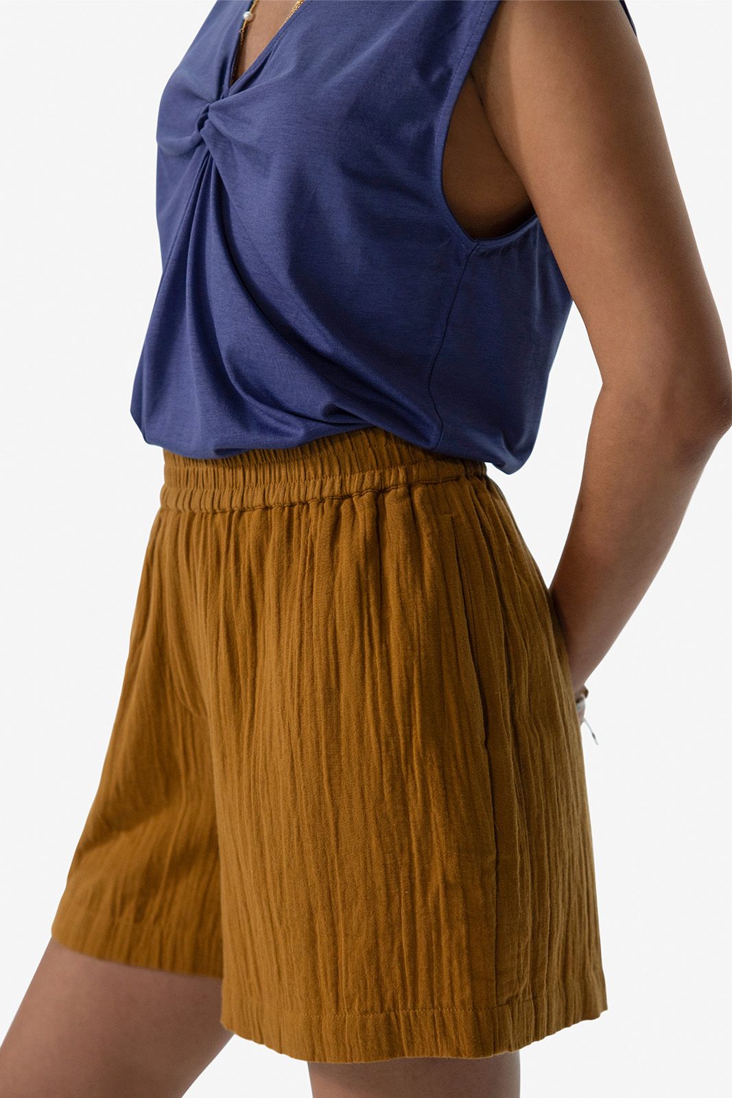 Donkerblauwe top met knoopdetail