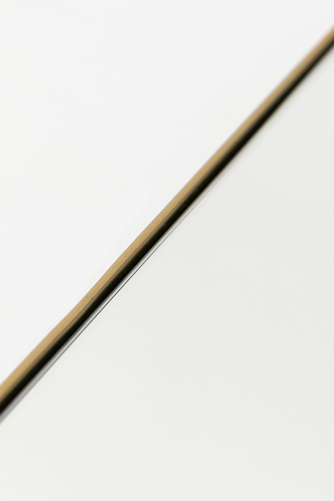 Kleine goudkleurige hangspiegel met brass omlijsting