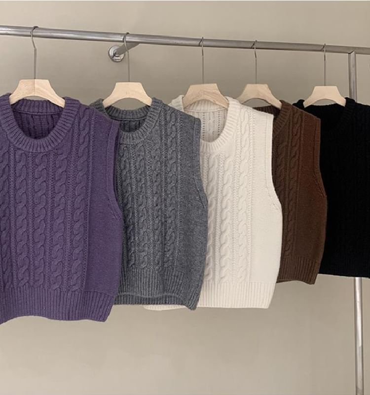 Rorah - Ronde hals, effen kabelgebreid vest