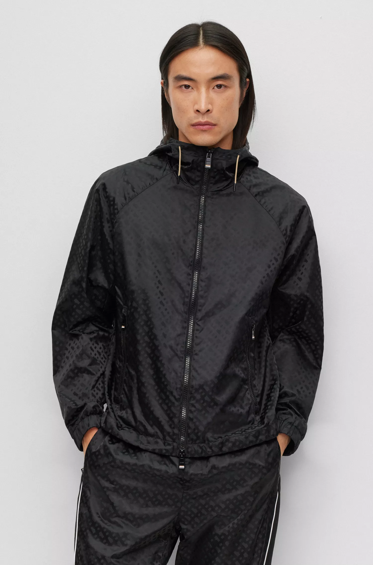 Jaqueta com capuz BOSS preta, repelente à água, com jacquard de monograma.