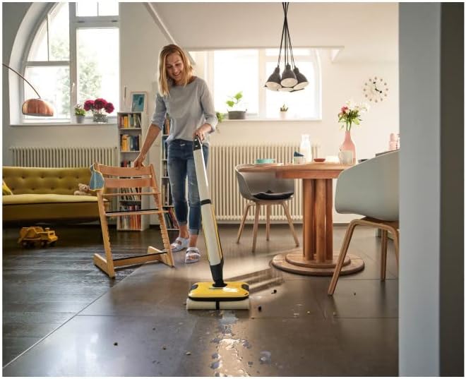 Kärcher Hartbodenreiniger FC 7 Cordless - elektrischer und kabelloser Bodenwischer für 135 qm - müheloses Reinigen bei nur 71 dB in einem Arbeitsgang, Gelb