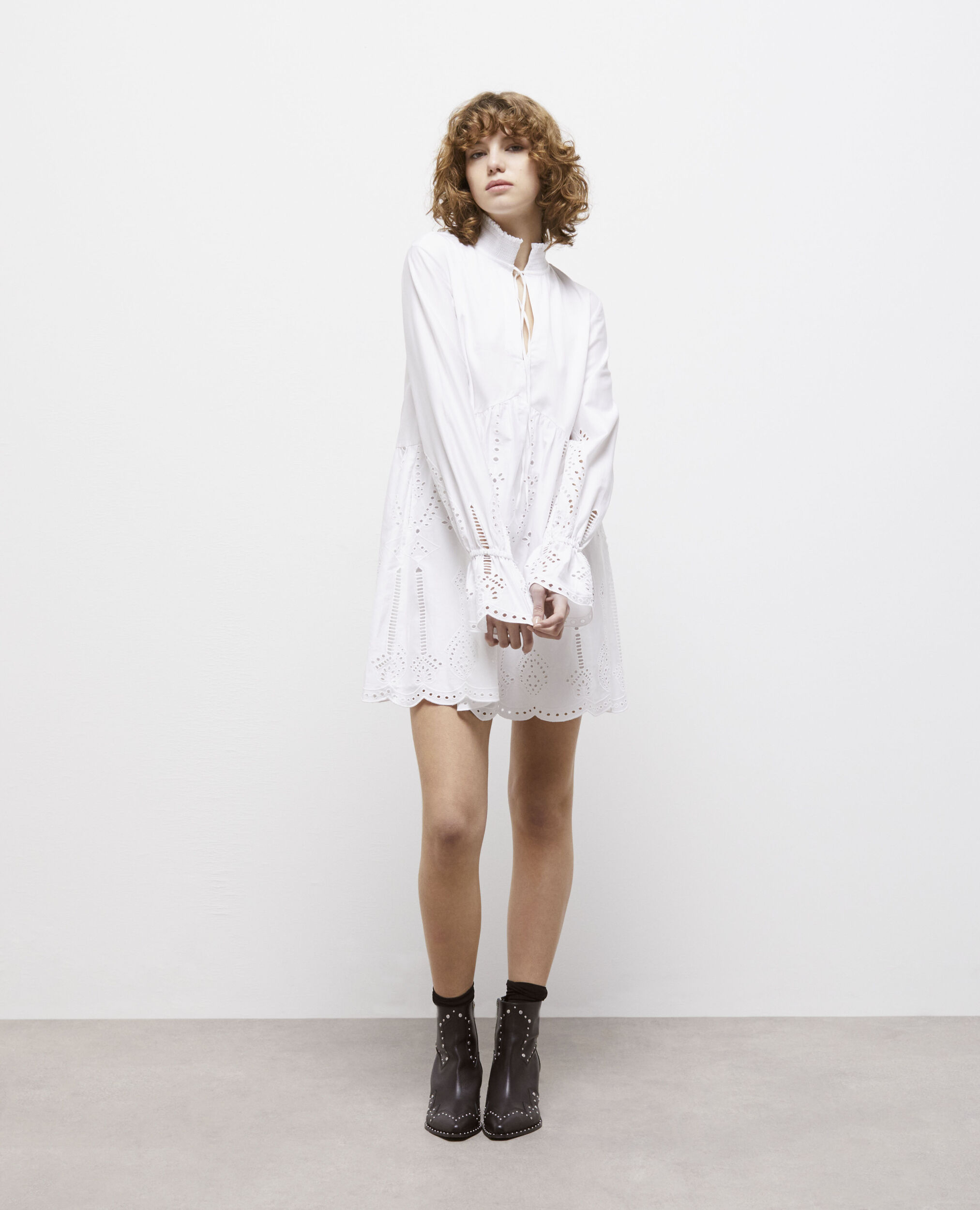 Robe courte blanche avec broderie Anglaise