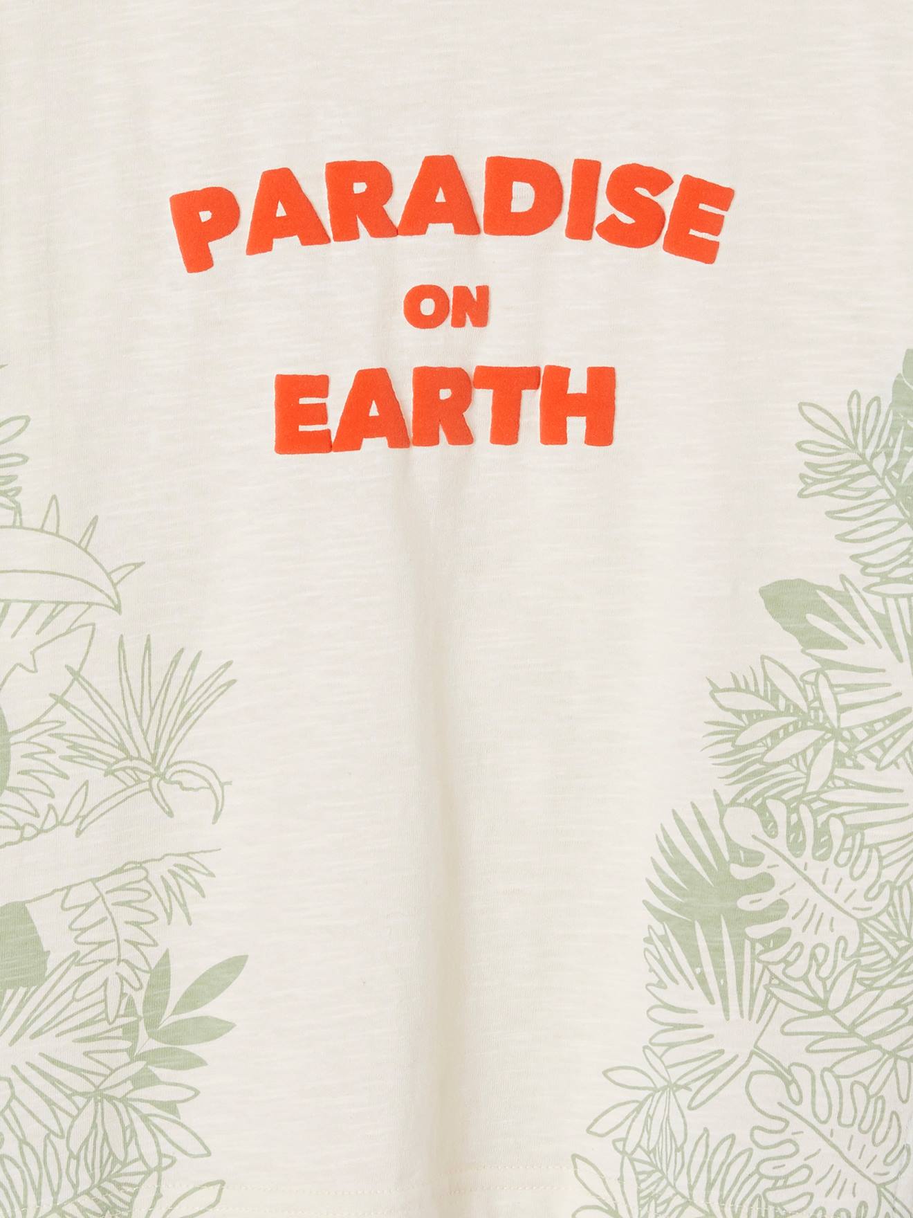 Camiseta infantil com estampas exóticas e texto em relevo, em cores vibrantes.