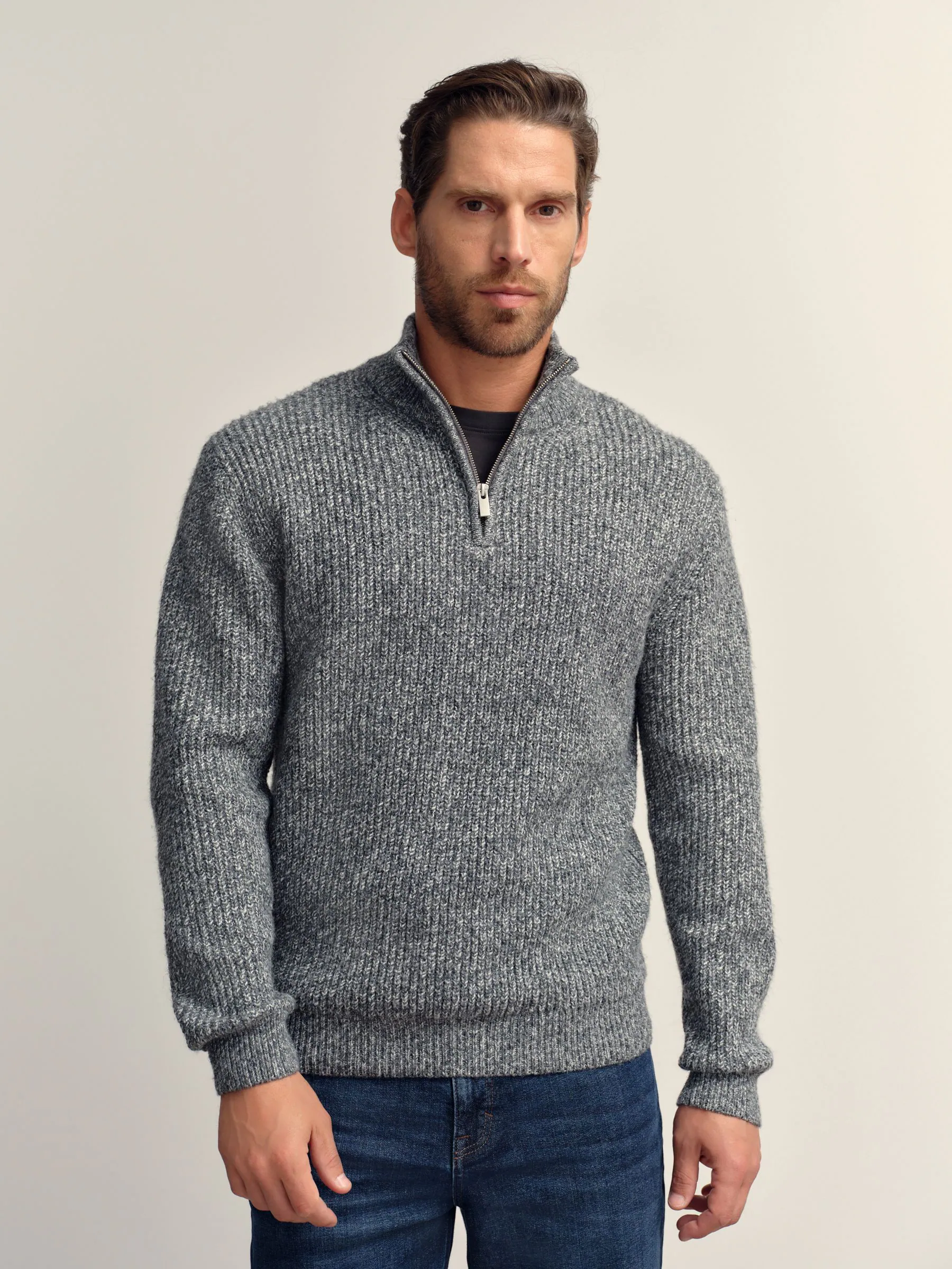 Grijs - Regular-fit gebreide trui met textuur en kwartrits bij de hals en wol