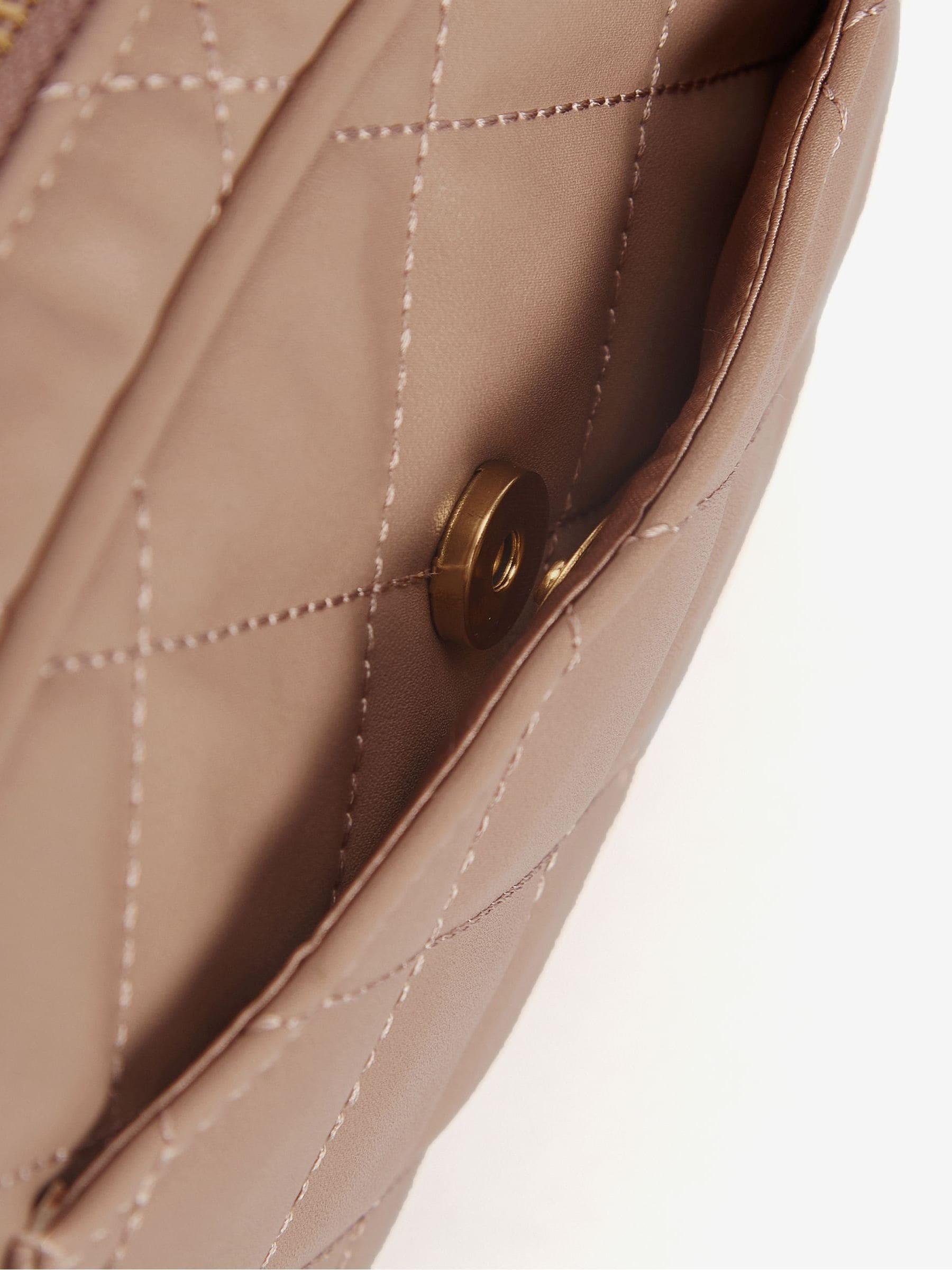 Licht beige - Barbour® International gewatteerde Sloane crossbodytas