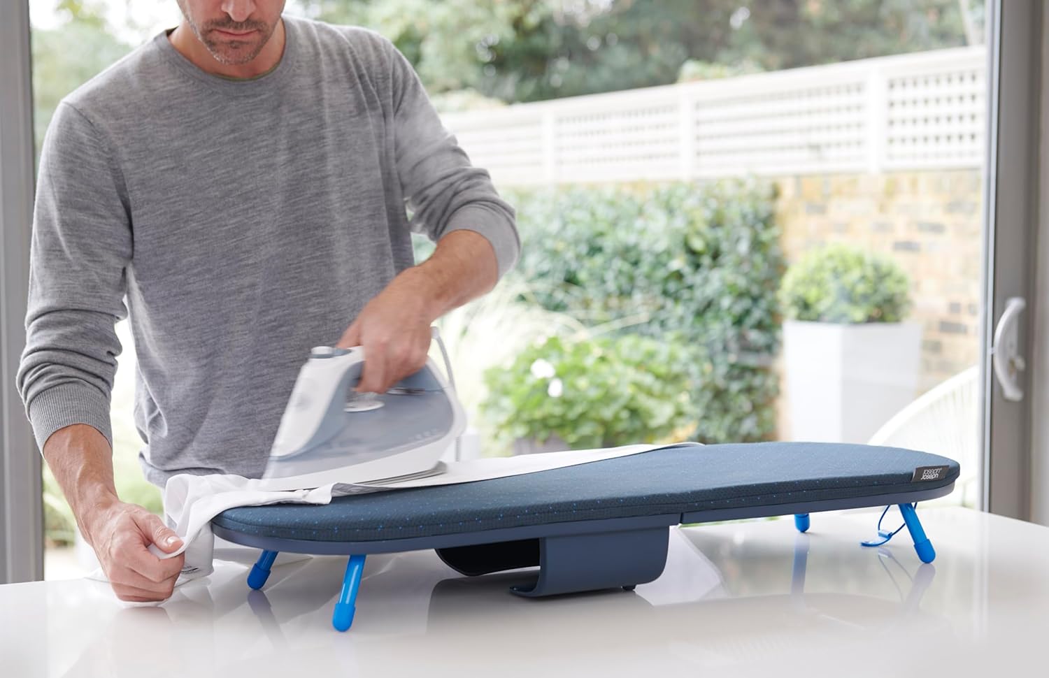 Joseph Joseph Pocket Plus - Platzsparender faltbarer Bügeltisch, kompakte Tischplatte Bügeltisch mit Baumwollbezug, Schwarz/Blau