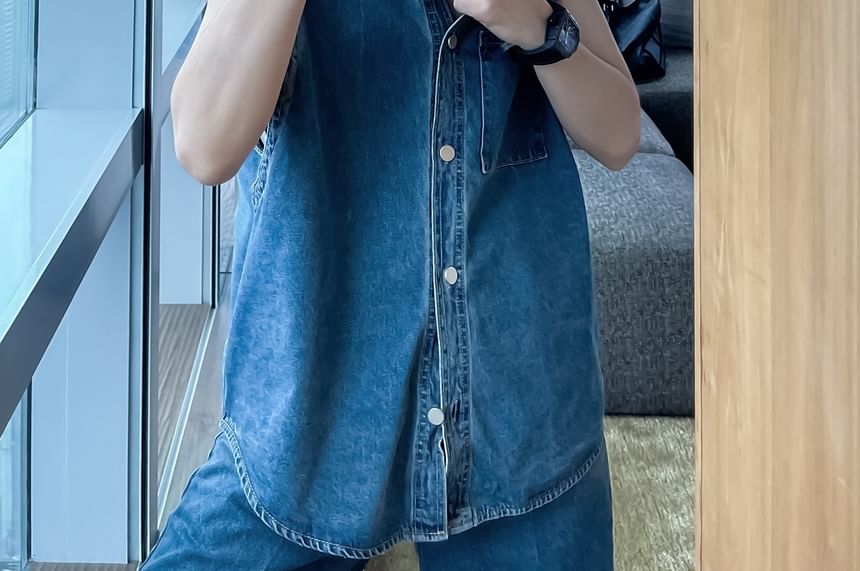 Adotuastic - Mouwloos, gewassen denim vest met kraag en knoopjes / denim shorts met gemiddelde taille