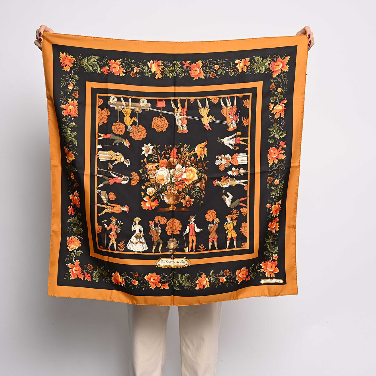 Hermès Carré de Soie Les jardiniers du Roy noir/orange - Très bon état - 90x90 cm